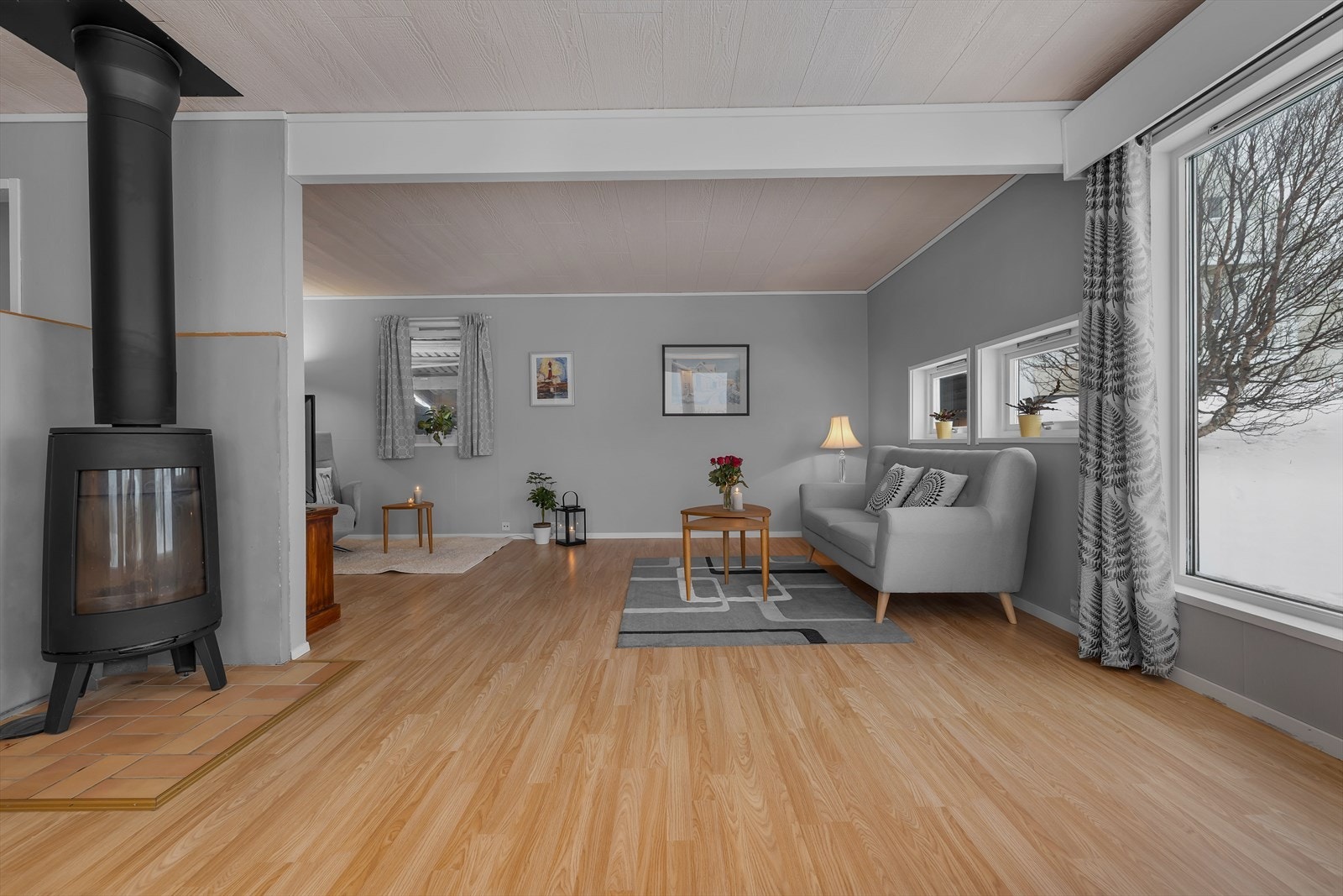 Store vindusflater gir rikelig med naturlig lysinnslipp. Galleribilde