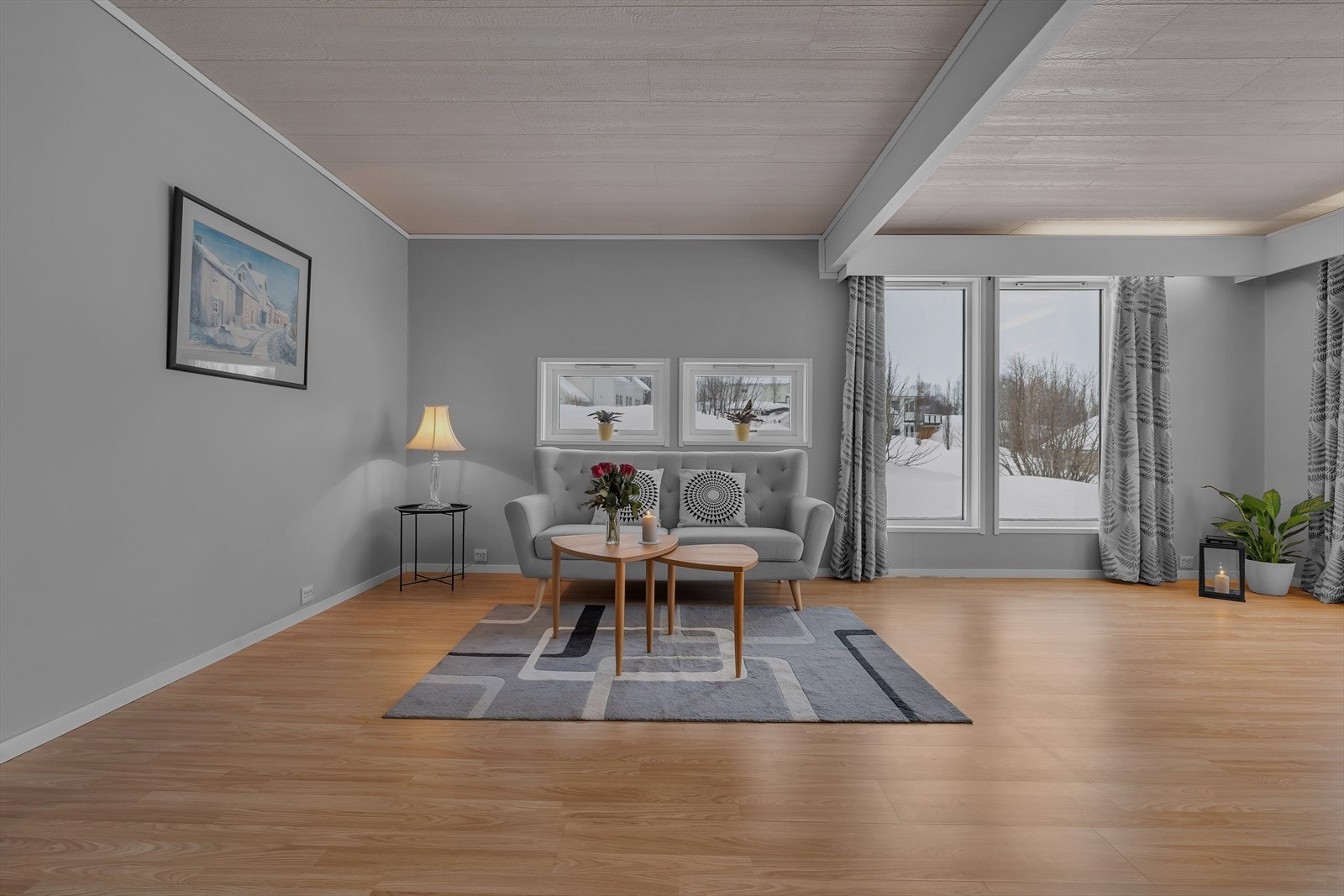 Her får du bla bla stor lys stue med utgang til fin uteplass. Galleribilde