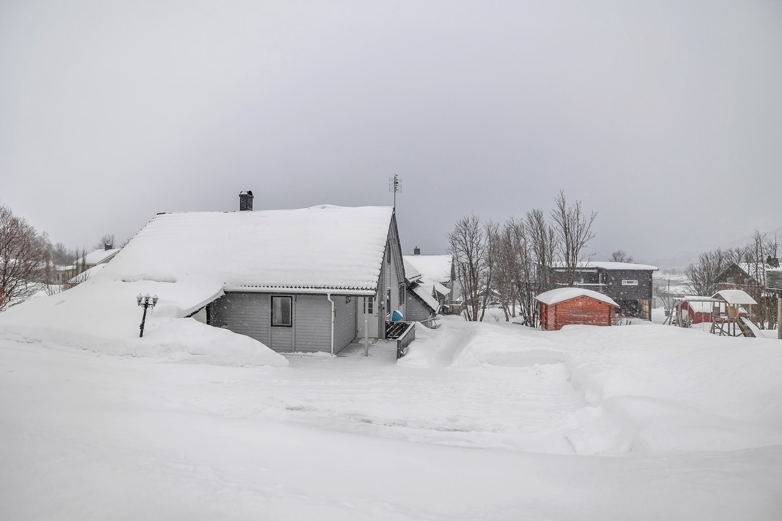 Eiendommen er plassert i etablert boligfelt med korte interne avstander til både skole ,kafê (Bryggejentene), flotte turområder og busstopp. Galleribilde