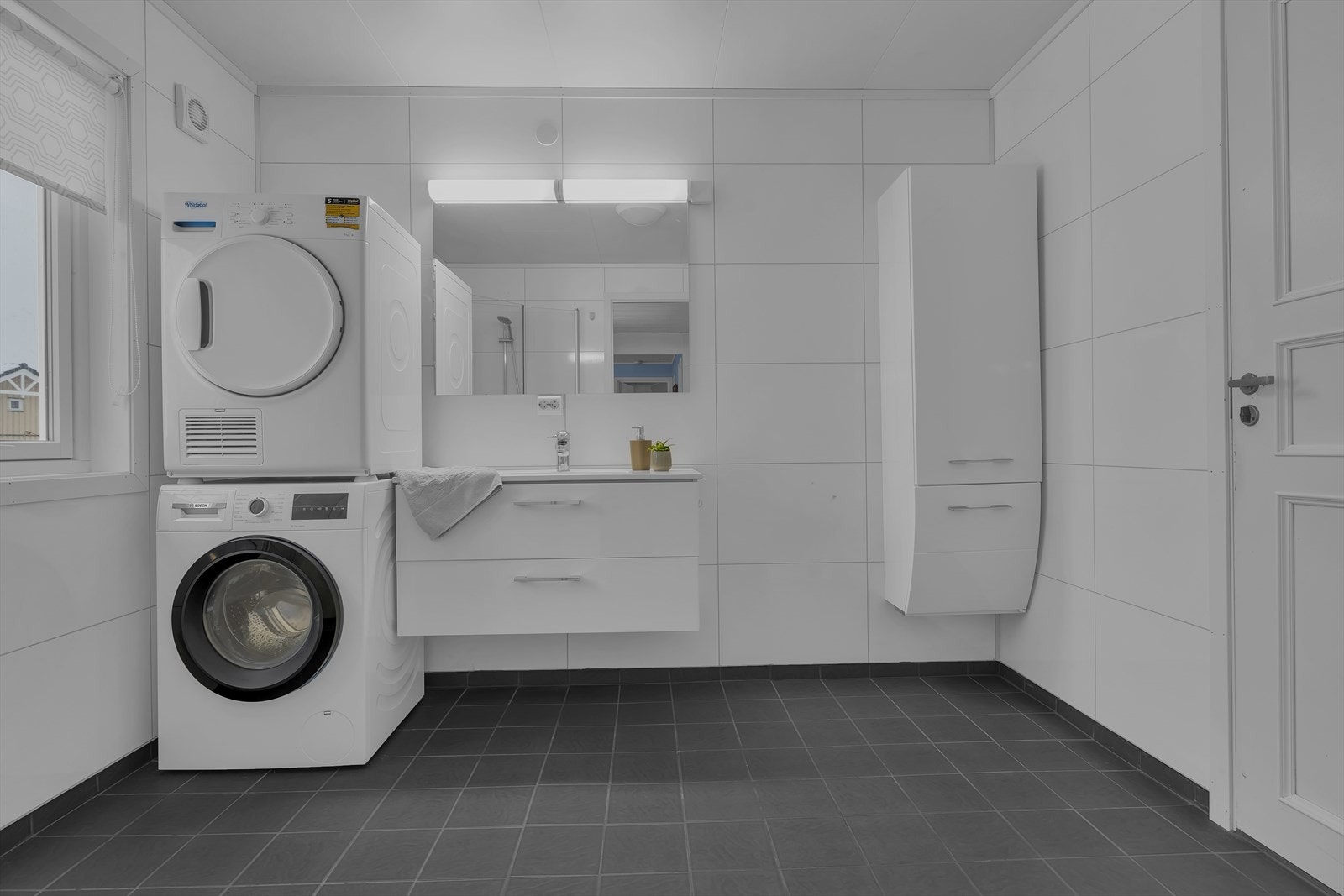 Bad/vaskerom 1 etasje.
Våtromsplater på vegger. Malte huntonittplater i himling. Flislagt gulv . Galleribilde