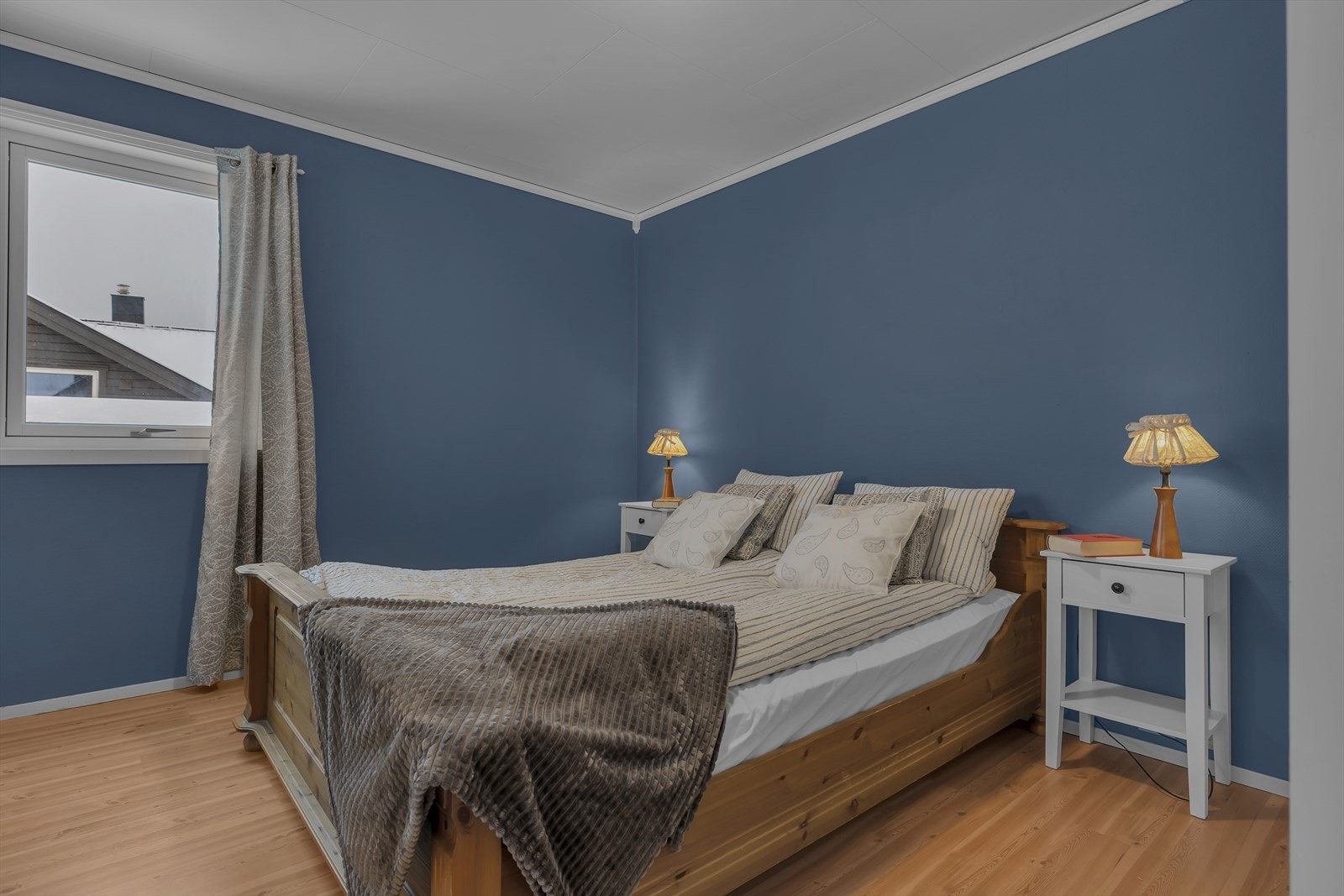 God plass til dobbeltseng og tilhørende møblement. Galleribilde