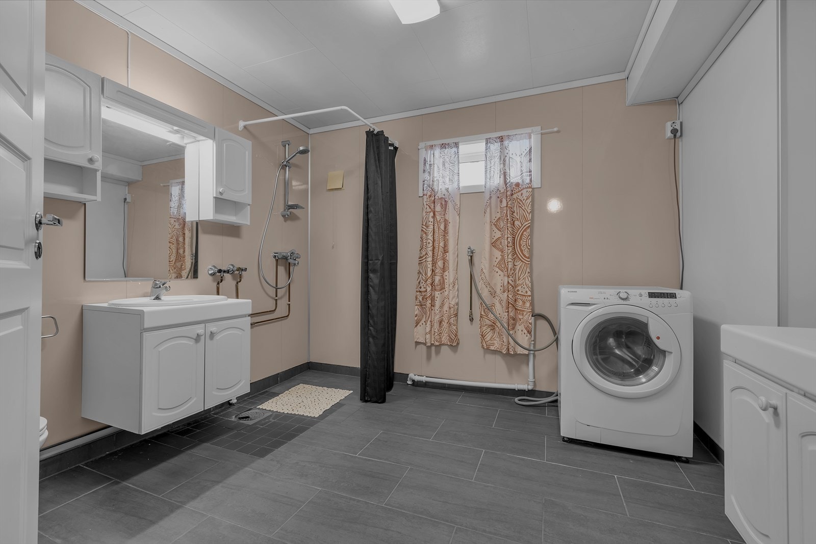 Stort bad/vaskerom.
Rommet har innredning med nedfelt servant, toalett, dusjvegger/hjørne og opplegg for vaskemaskin. naturlig ventilasjon. Naturlig ventilasjon. Galleribilde