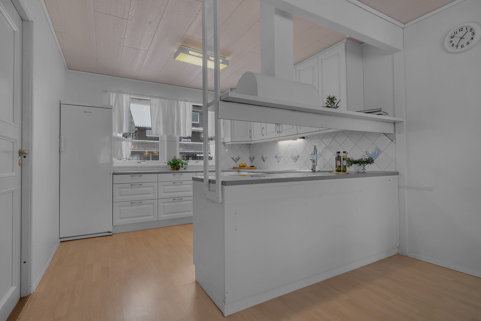 Kjøkken med masse skap- og benkeplass. Galleribilde