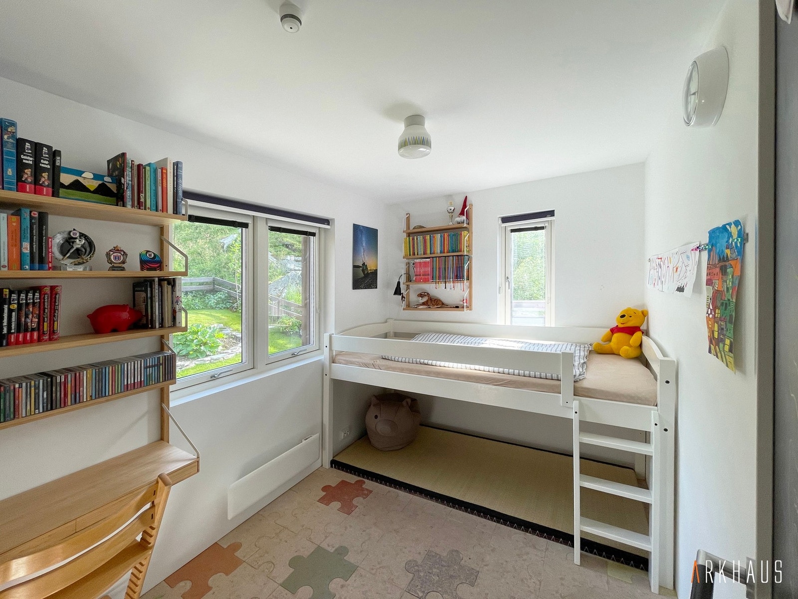 Soverom 1 med vindu ut mot hagen og verandaen Galleribilde