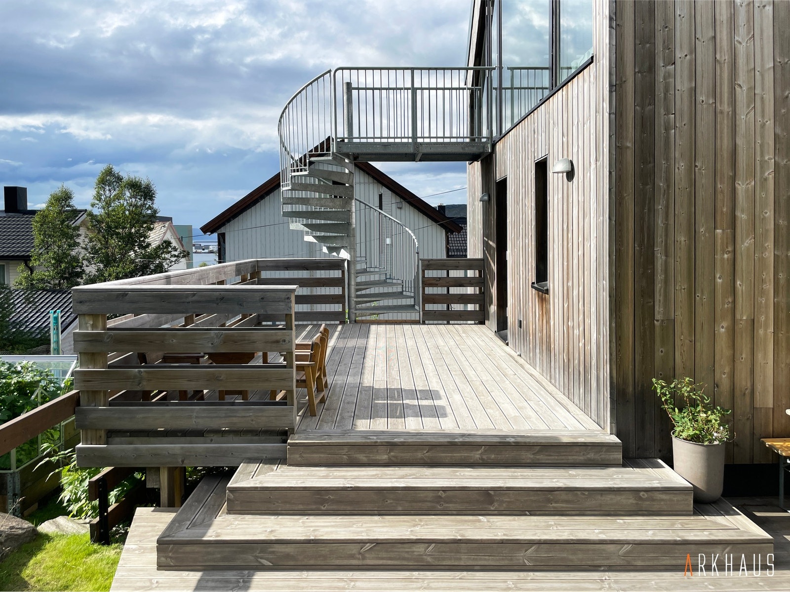 Stor veranda med flott og praktisk spiraltrapp direkte opp til 2.etasje Galleribilde