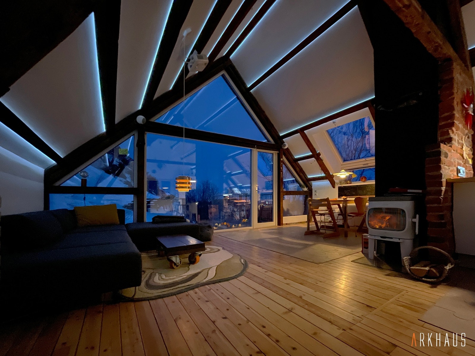 Lys ved horisonten og fra bak bjelkene! Galleribilde