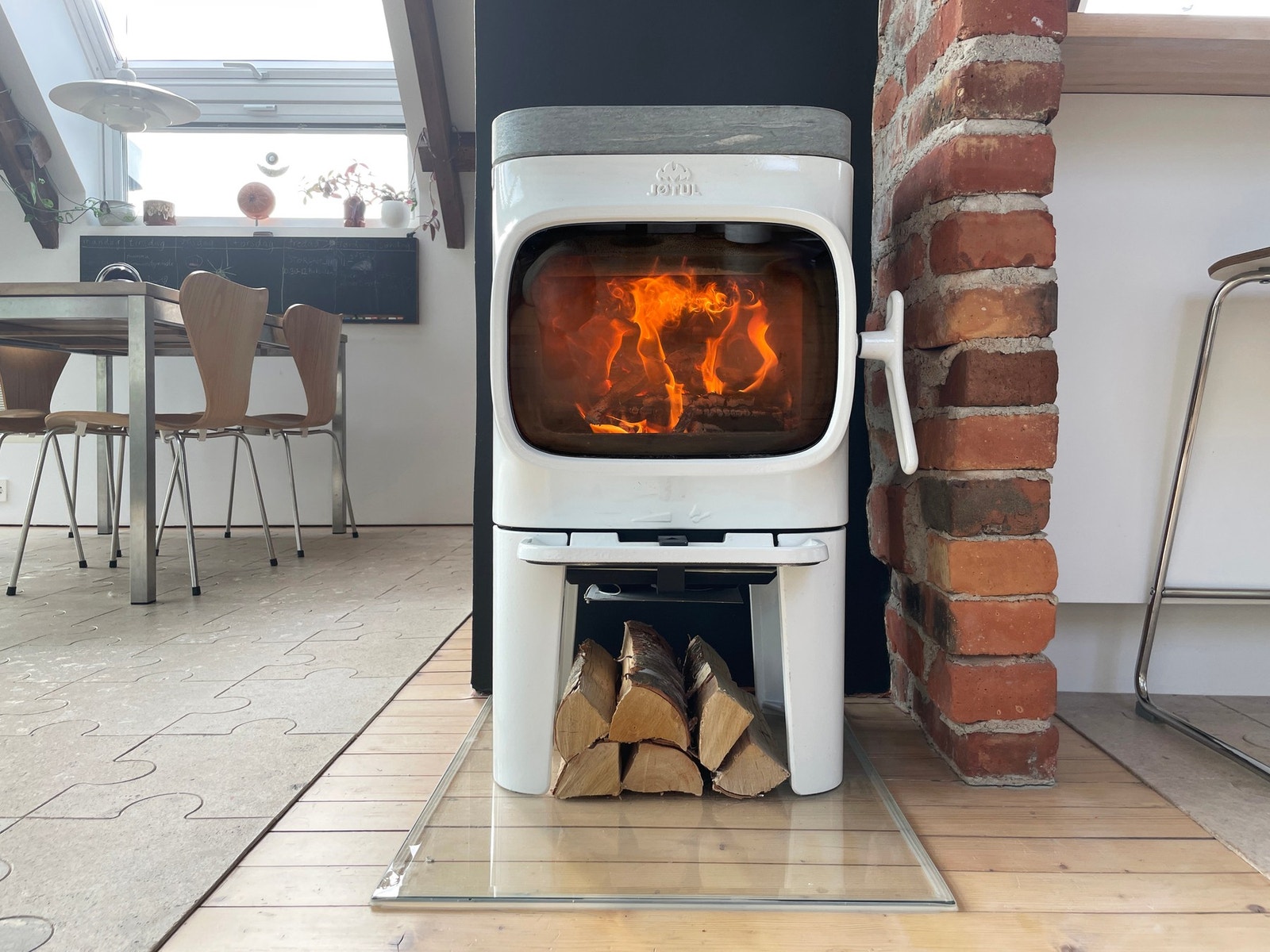 Flott, moderne peis fra Jøtul med kapasitet til å varme opp hele rommet alene, med minimal forbruk av brensel Galleribilde