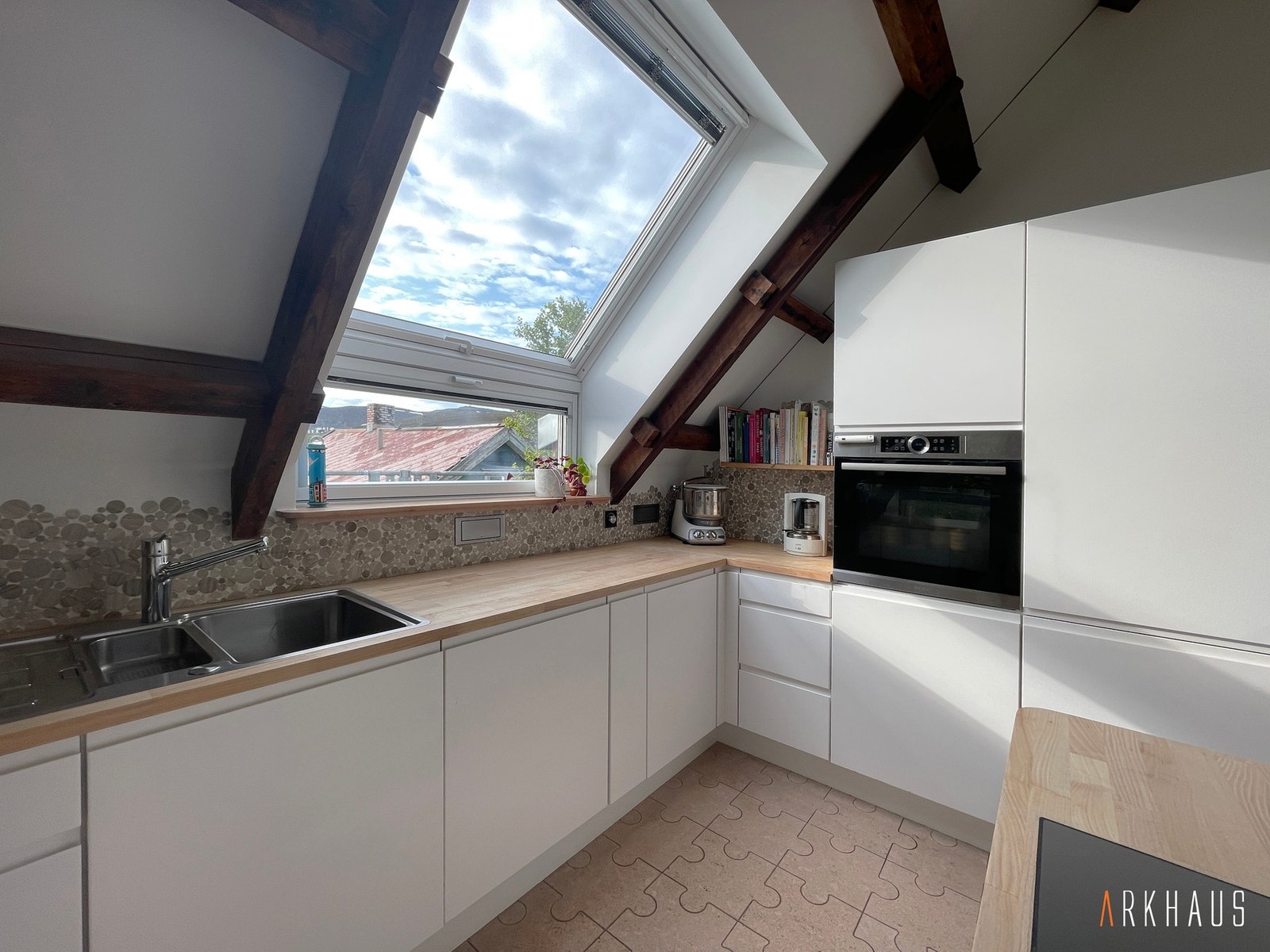 Kjøkkenbenk i heltre med stor arbeidsflate. Vinduet over tilbyr både mye lys inne og god utsikt ut, til Fuglenes og Storfjellet Galleribilde