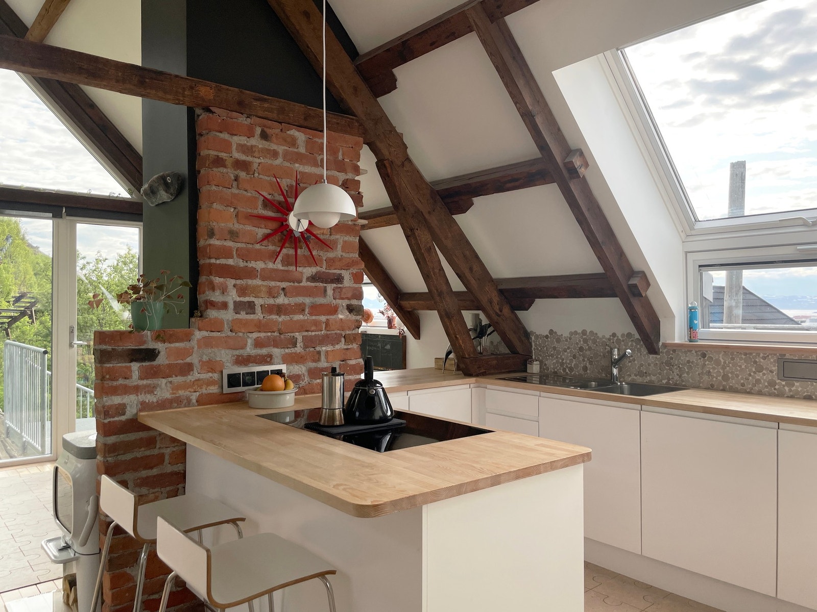 To praktiske sitteplasser på andre siden av øya Galleribilde