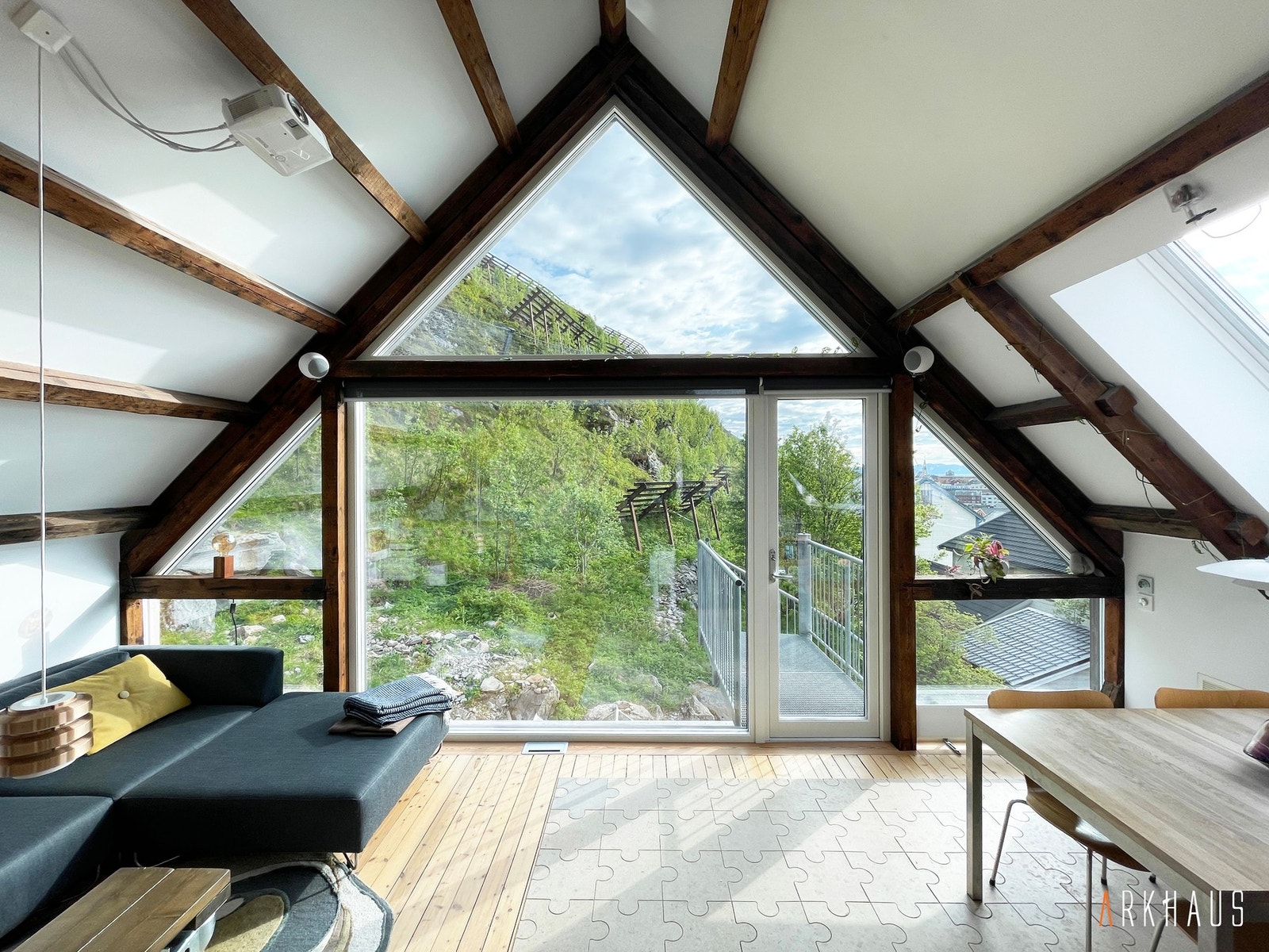 Loftsetasje, BRA 40 m2 inneholder: Stue, spiseplass, kjøkken med øy (+ekstra sitteplasser), og ikke minst kino. Galleribilde