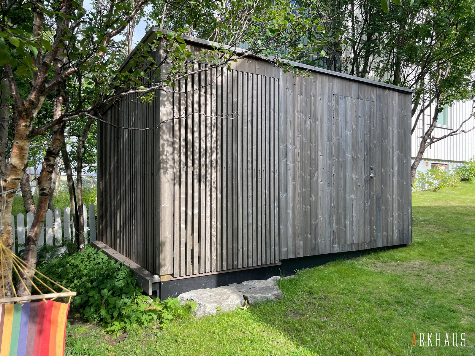 Uteboden står på inngangsida. Den er bygd i stil med huset og har ekstra sykkeldel til venstre Galleribilde