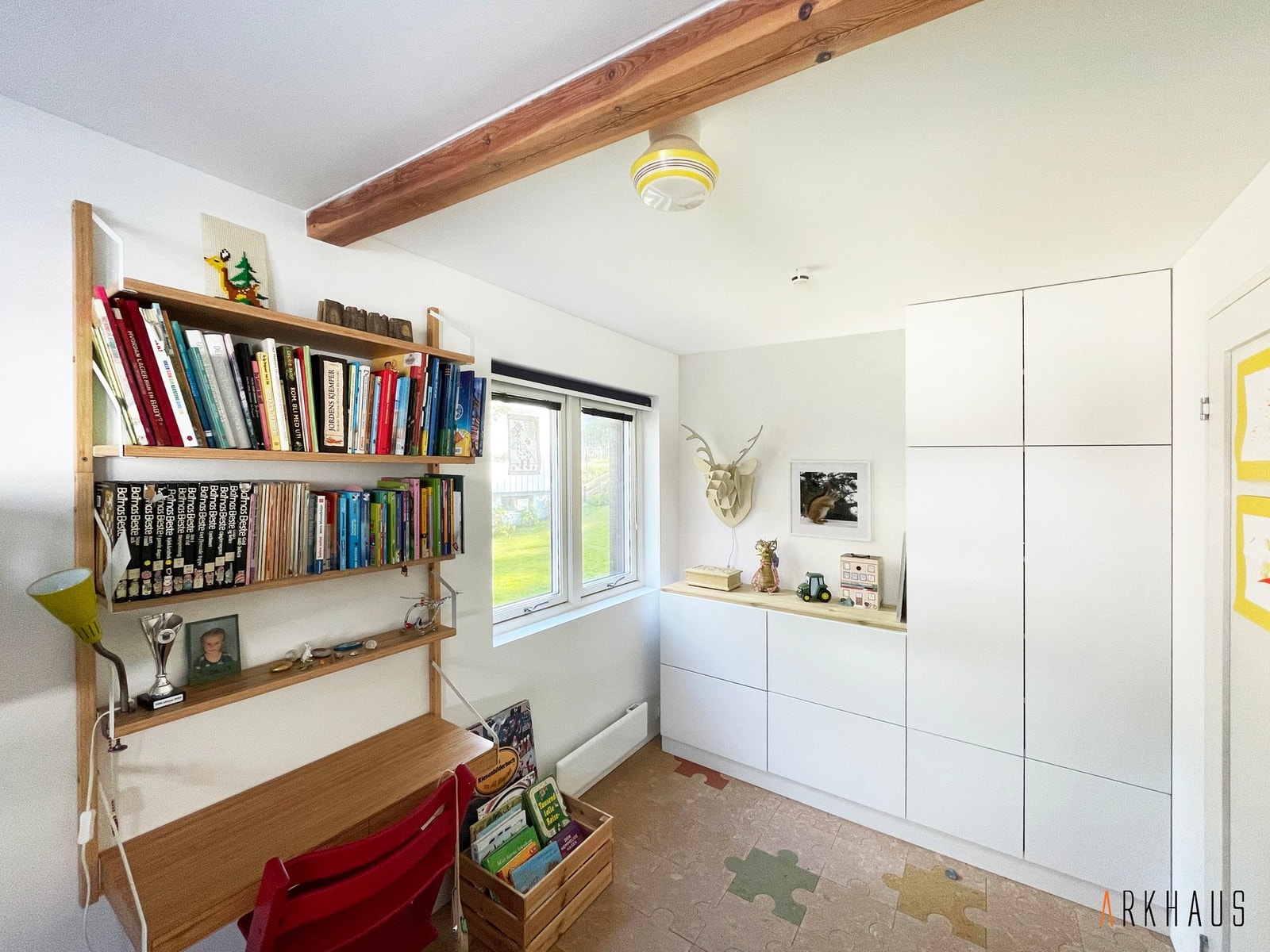 Det har òg innebygde skap og kan fint brukes som kontor. Med vinduer på 2 sider er dette rommet like lyst og trivelig å være i Galleribilde