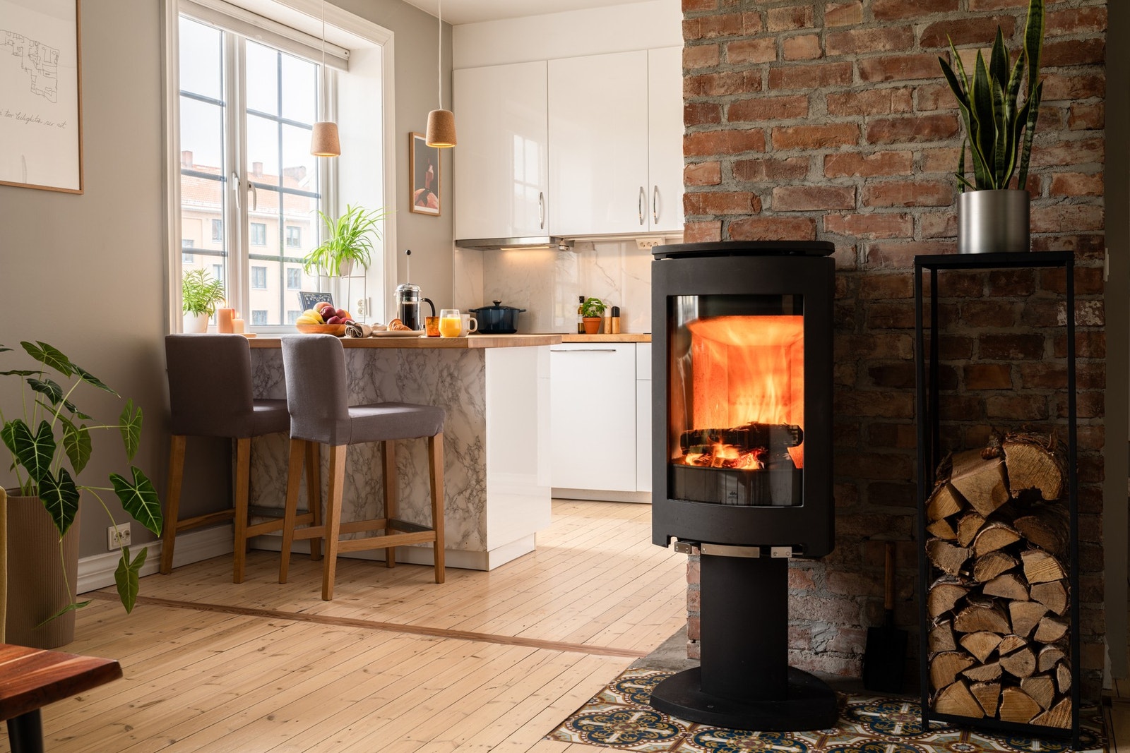 Kjøkkenet har en fin plassering i egen krok, og gir en sosial, men tilbaketrukket plass å lage mat og samles. Galleribilde