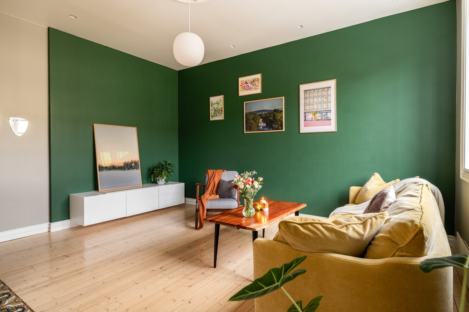 Kontrastveggen gir boligen det lille ekstra, og jobber godt sammen med de klassiske detaljene. Galleribilde