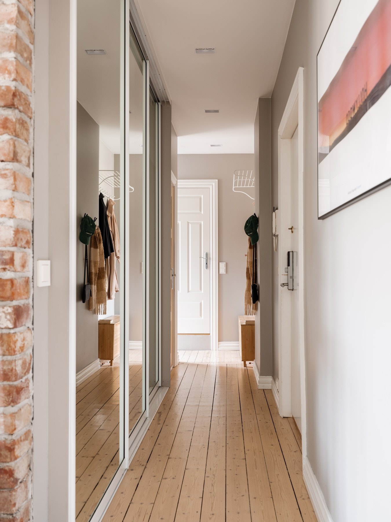 I entréen er det massevis av plass til å henge fra seg yttertøy i garderobeskap. Galleribilde