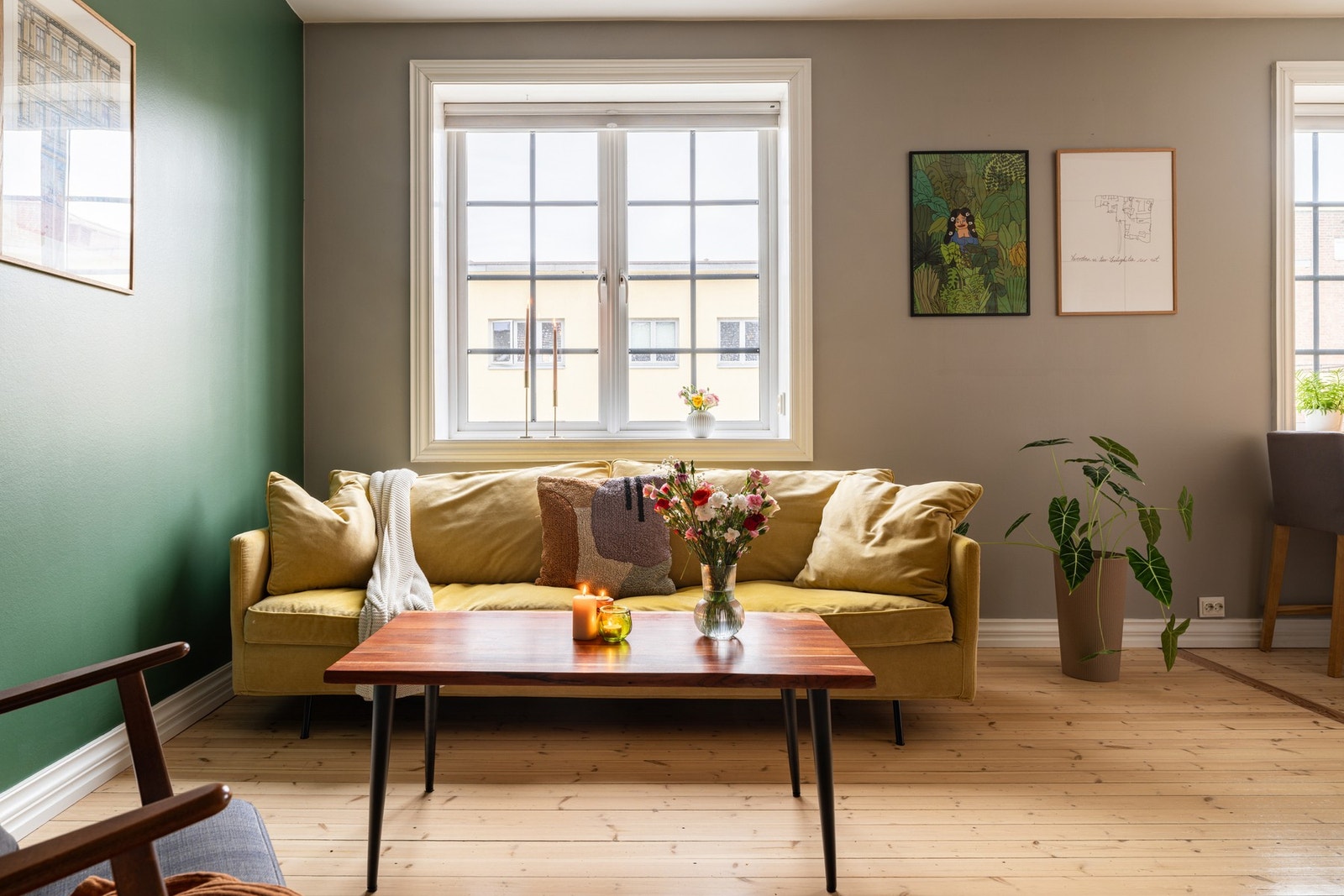 Stuen byr på en lys og behagelig atmosfære med store vindusflater. Galleribilde