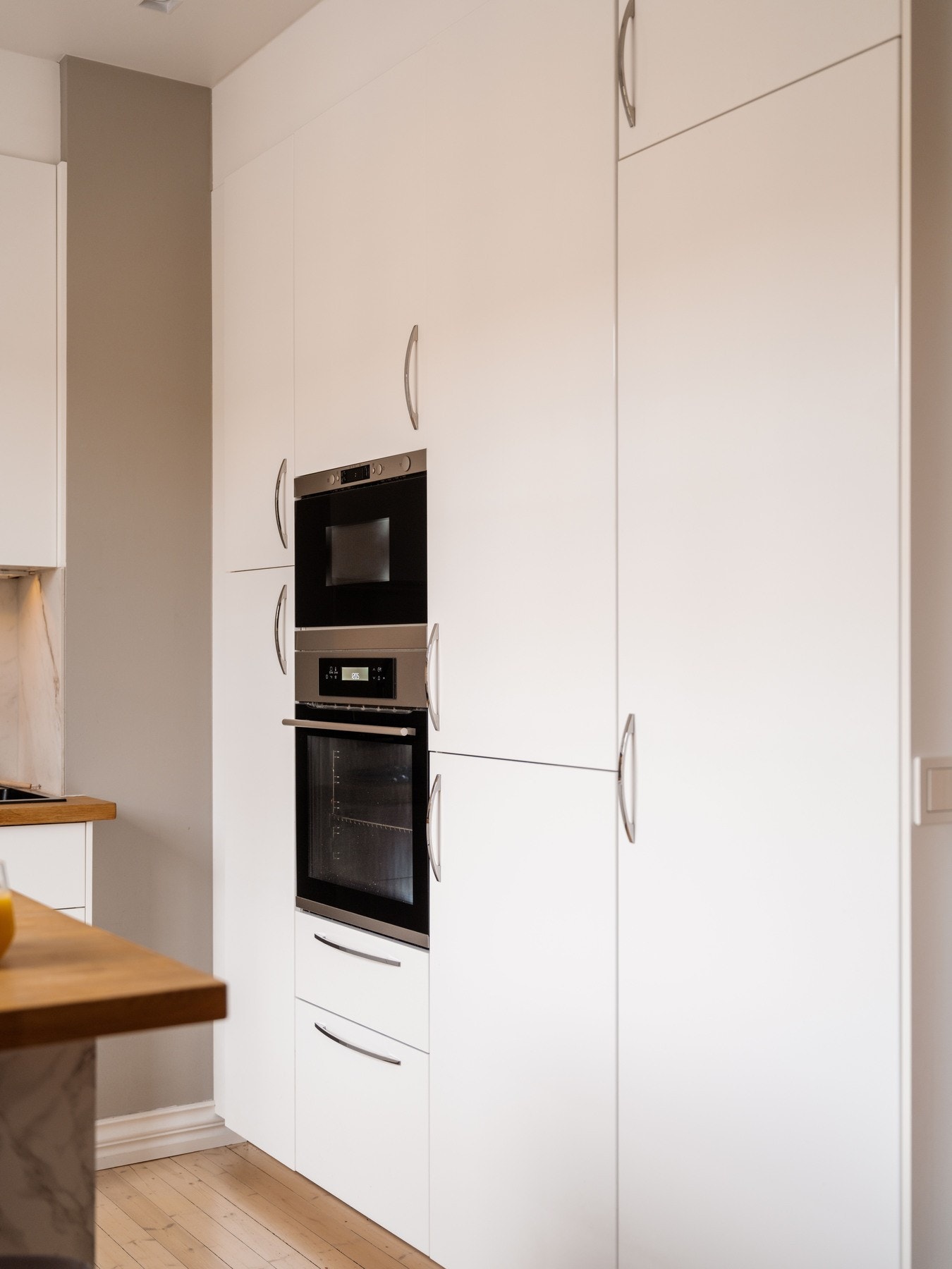 Sømløst uttrykk med integrert oppvaskmaskin, kjøleskap, fryseskap, mikro, stekeovn og induksjon platetopp. Galleribilde