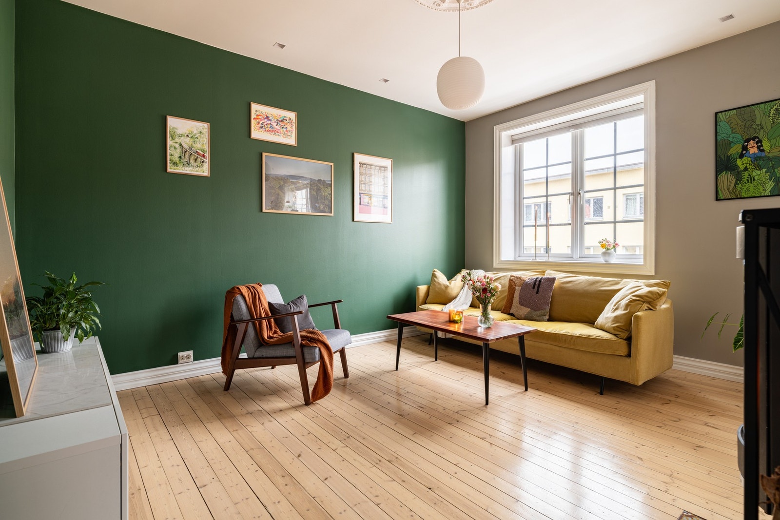 Stuens fine utforming gir plass til både avslapping og hyggelige sammenkomster. Galleribilde