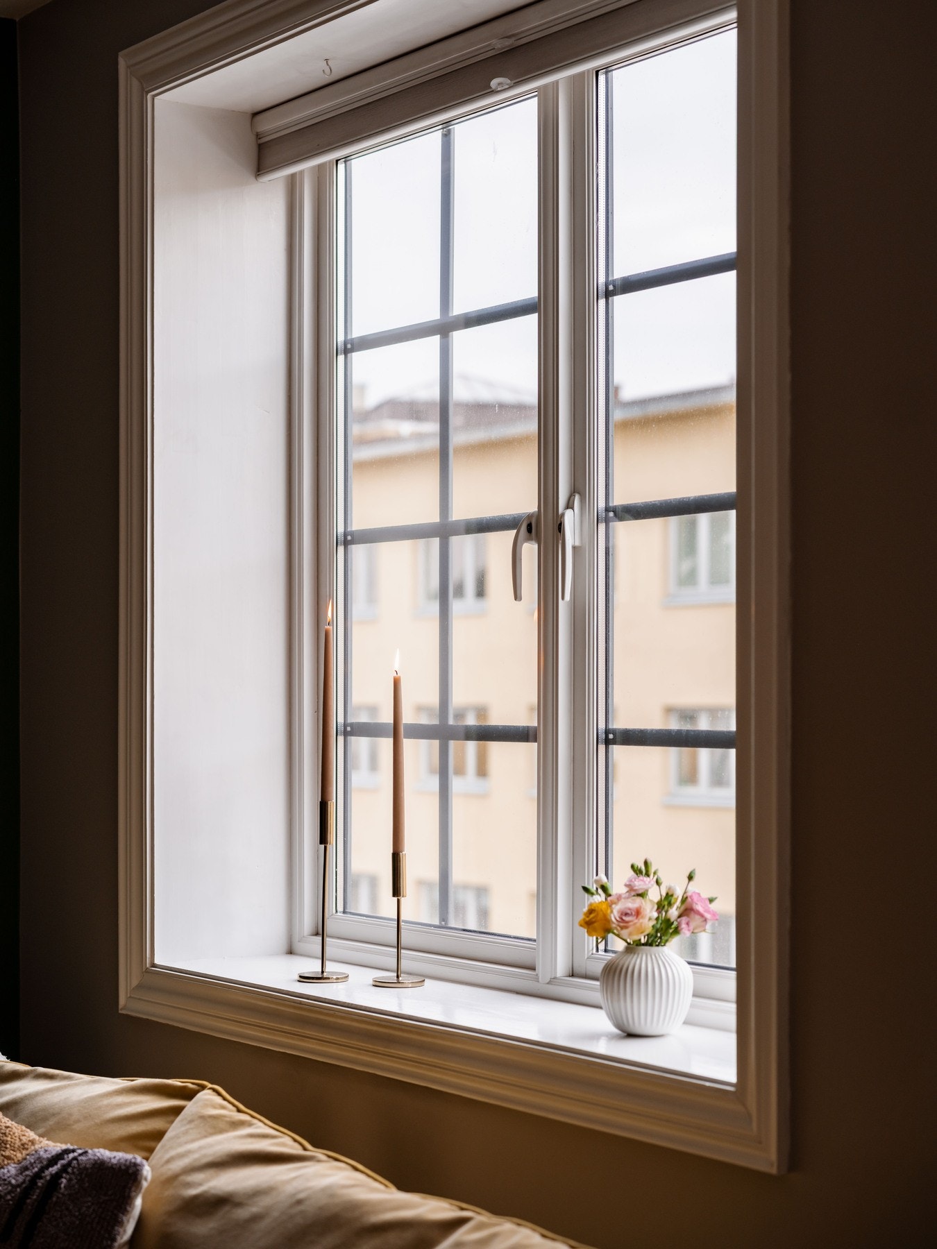 De dype vinduskarmene gir plass til dekor og levende lys. Galleribilde