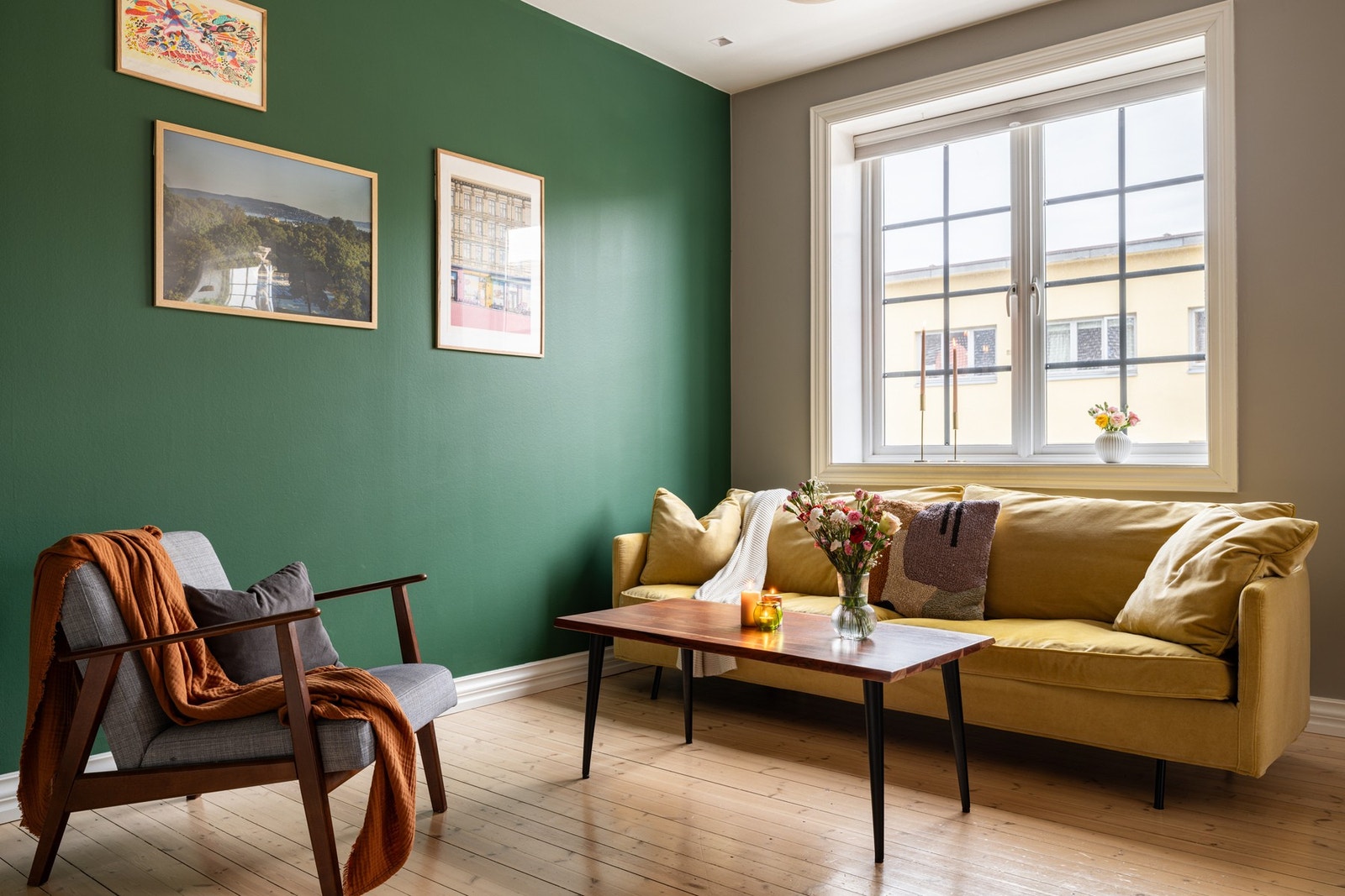 Dette er en sofakrok som virkelig inviterer til ro, hygge, og gode øyeblikk! Galleribilde