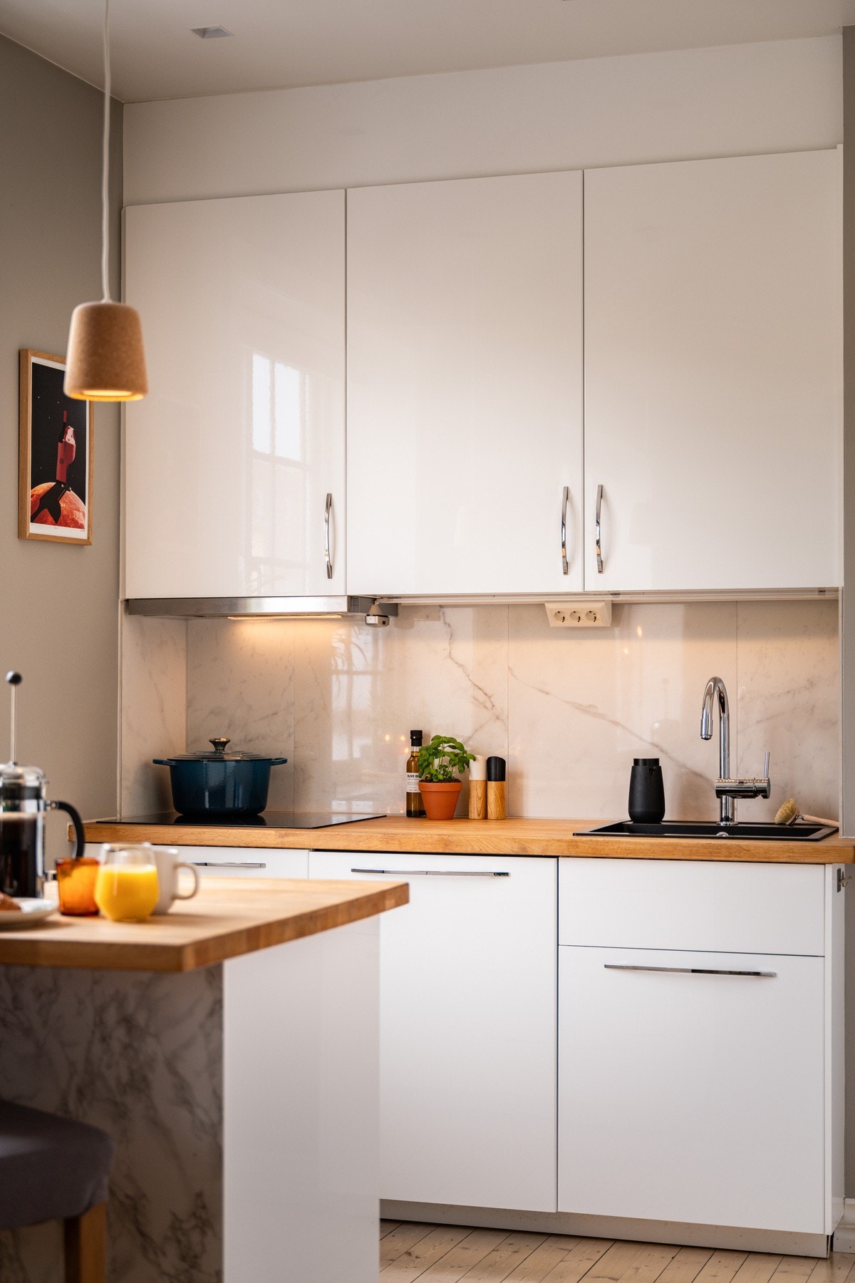 Kjøkkenet har en svært god utforming som gir masse skap- og benkeplass. Galleribilde