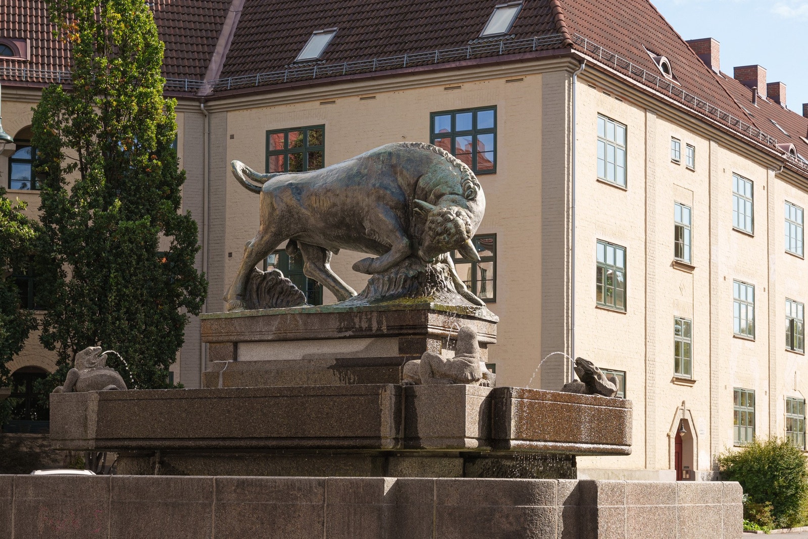 Boligen har en sentral beliggenhet med kort avstand til "alt". Her har du Hegermanns plass med den kjente Oksefontenen . Galleribilde