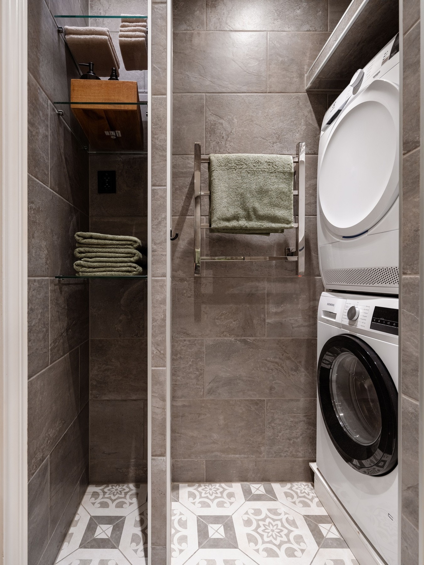 Praktisk, adskilt sone for vaskemaskin og tørketrommel. Galleribilde