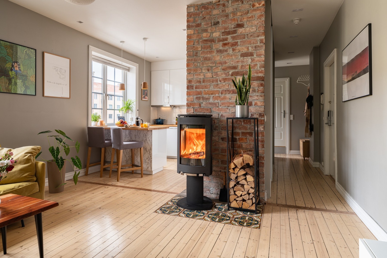 Det vakre tregulvet gir leiligheten en tidløs eleganse. Galleribilde