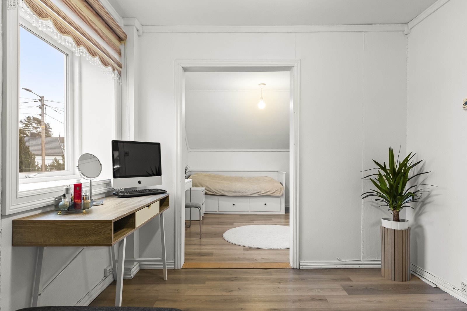 Gjennomgående laminatgulv og lyse overflater binder rommene i etasjen sammen. Galleribilde