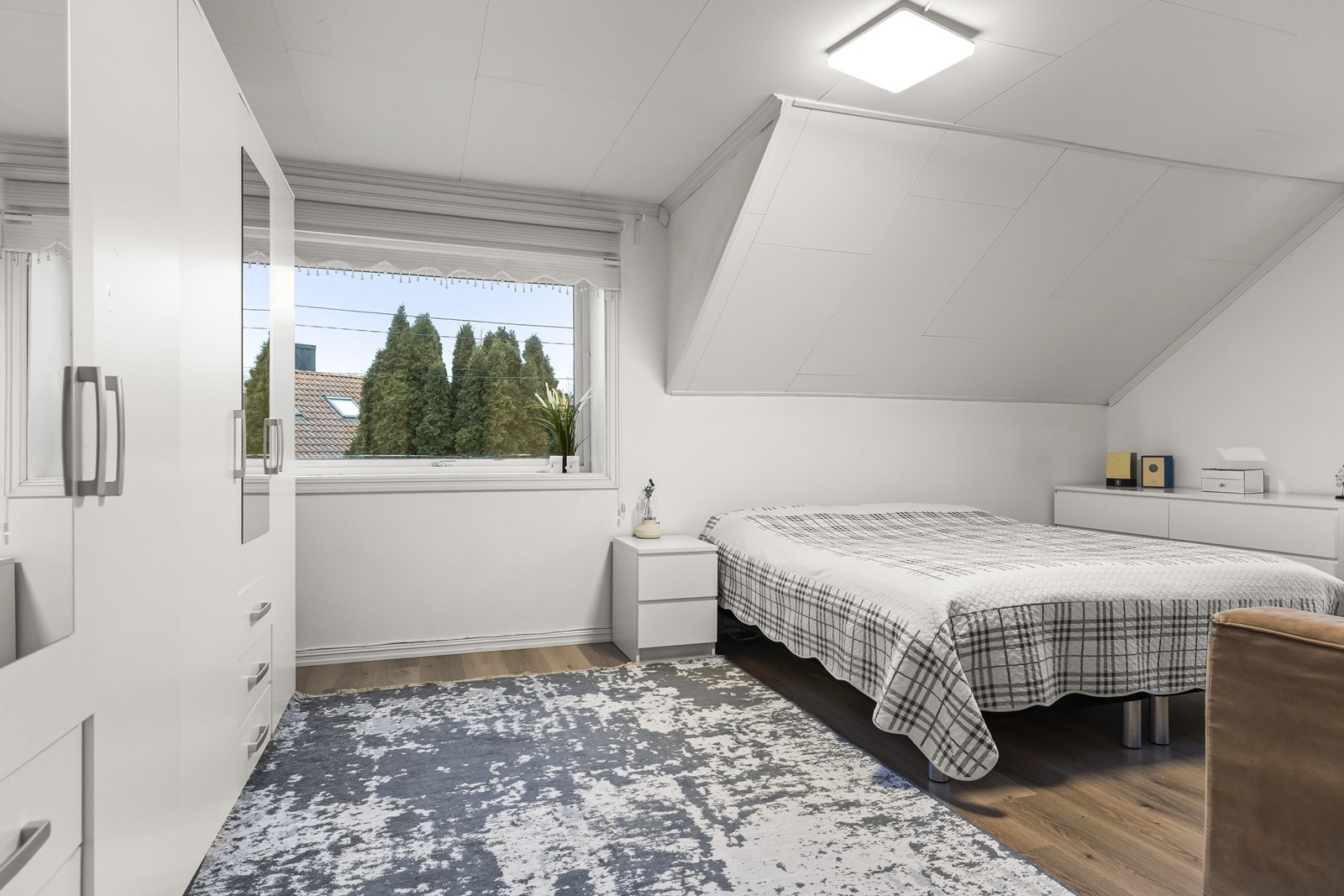 Andre etasje rommer tre soverom. Dette er utstyrt med garderobeskap og har god plass til dobbeltseng og annen ønskelig møblering. Galleribilde