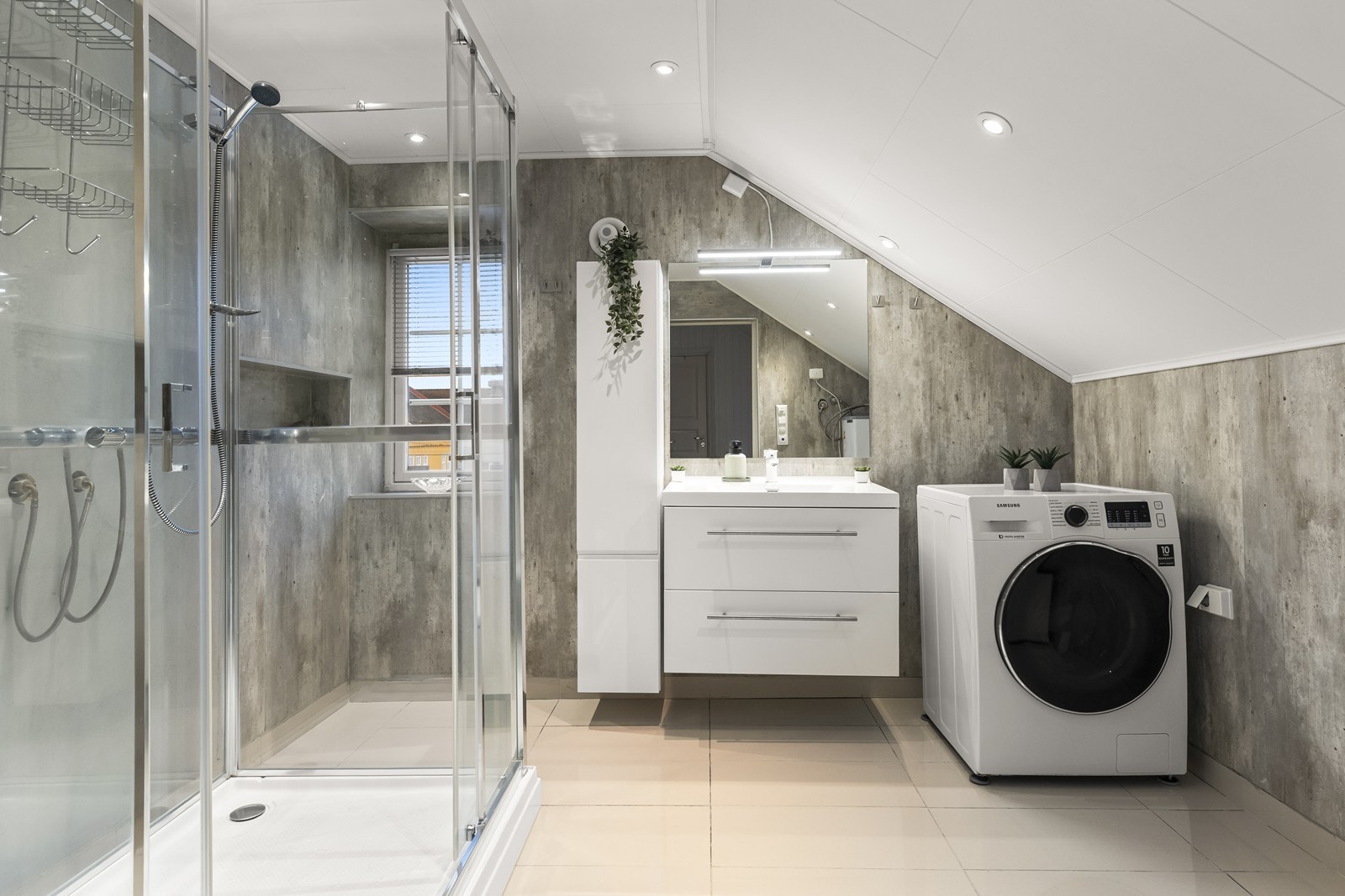 Badet i andre etasje ble totalrenovert i 2020 og har baderomsplater på veggene. Galleribilde