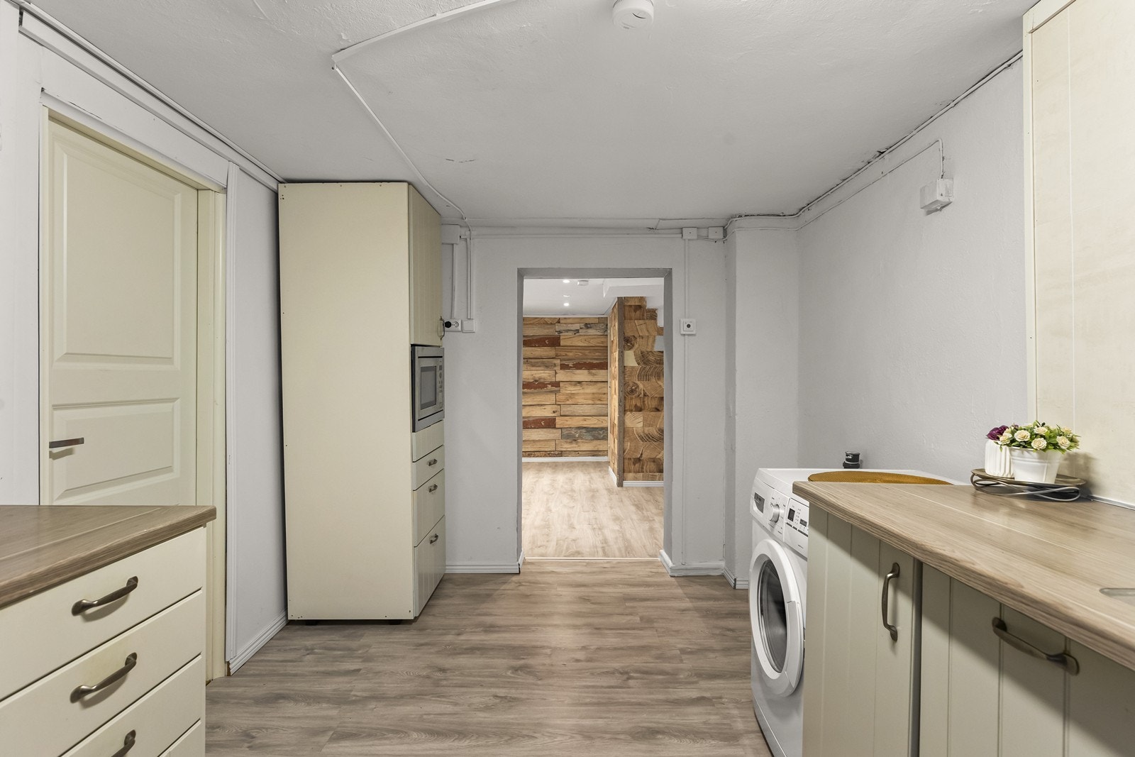 Kjøkkenet har integrert komfyr, platetopp og micro, samt opplegg for vaskemaskin. Galleribilde