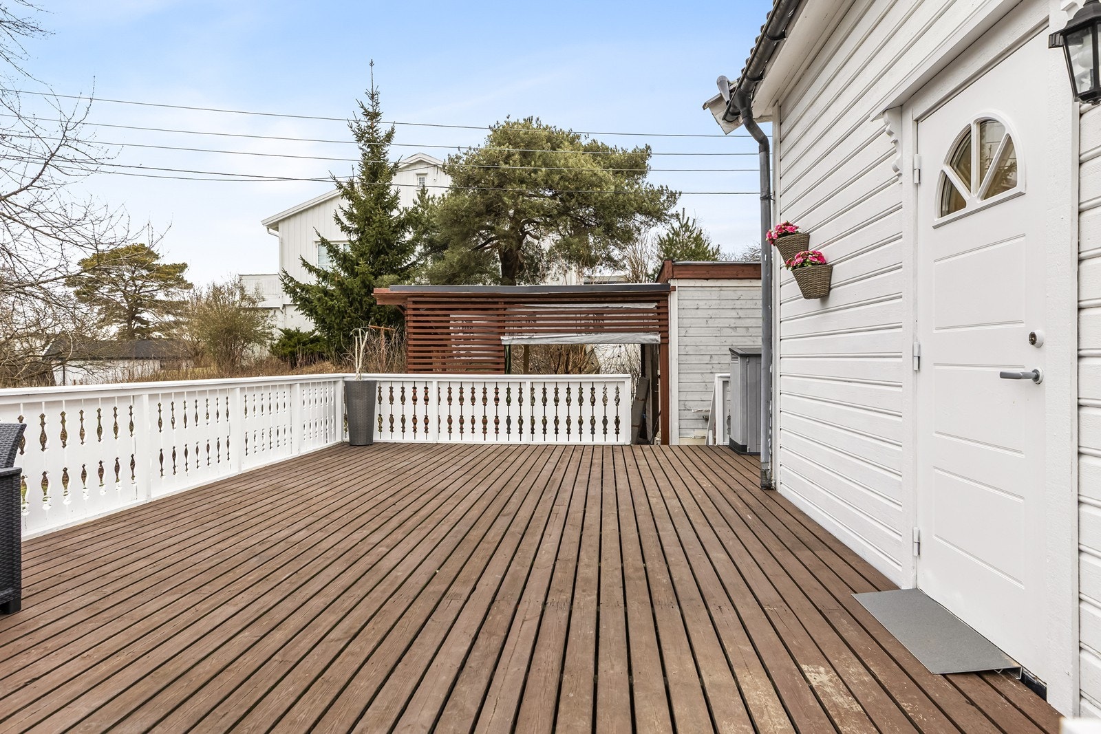 Terrassen er oppført i trekonstruksjon med et dekorativt rekkverk. Galleribilde