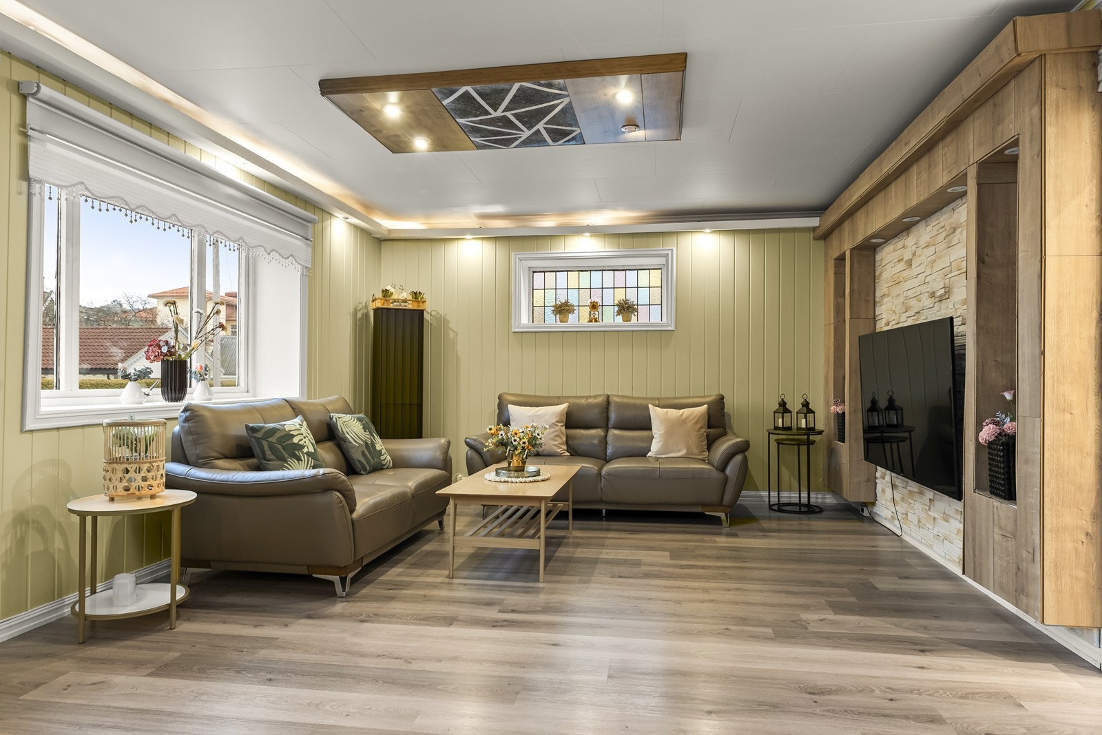 En luft-til-luft varmepumpe fra 2017 bidrar til effektiv oppvarming av oppholdsrommet. Galleribilde