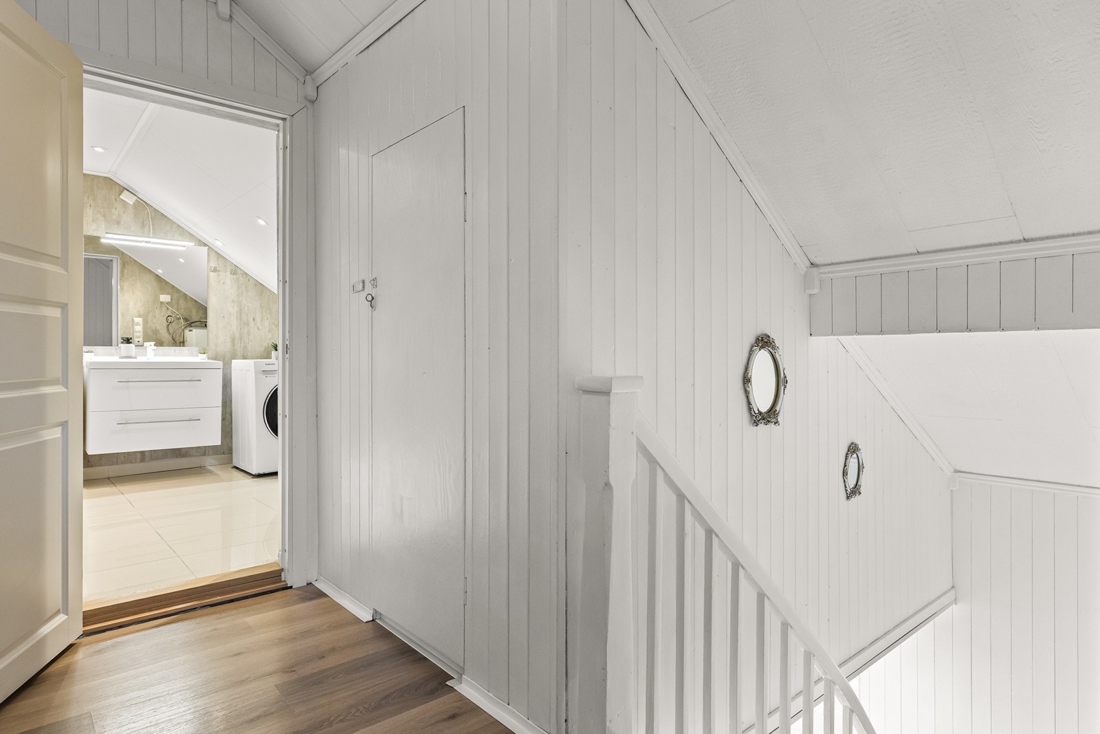 Den malte tretrappen fra byggeåret leder opp til andre etasje. Galleribilde