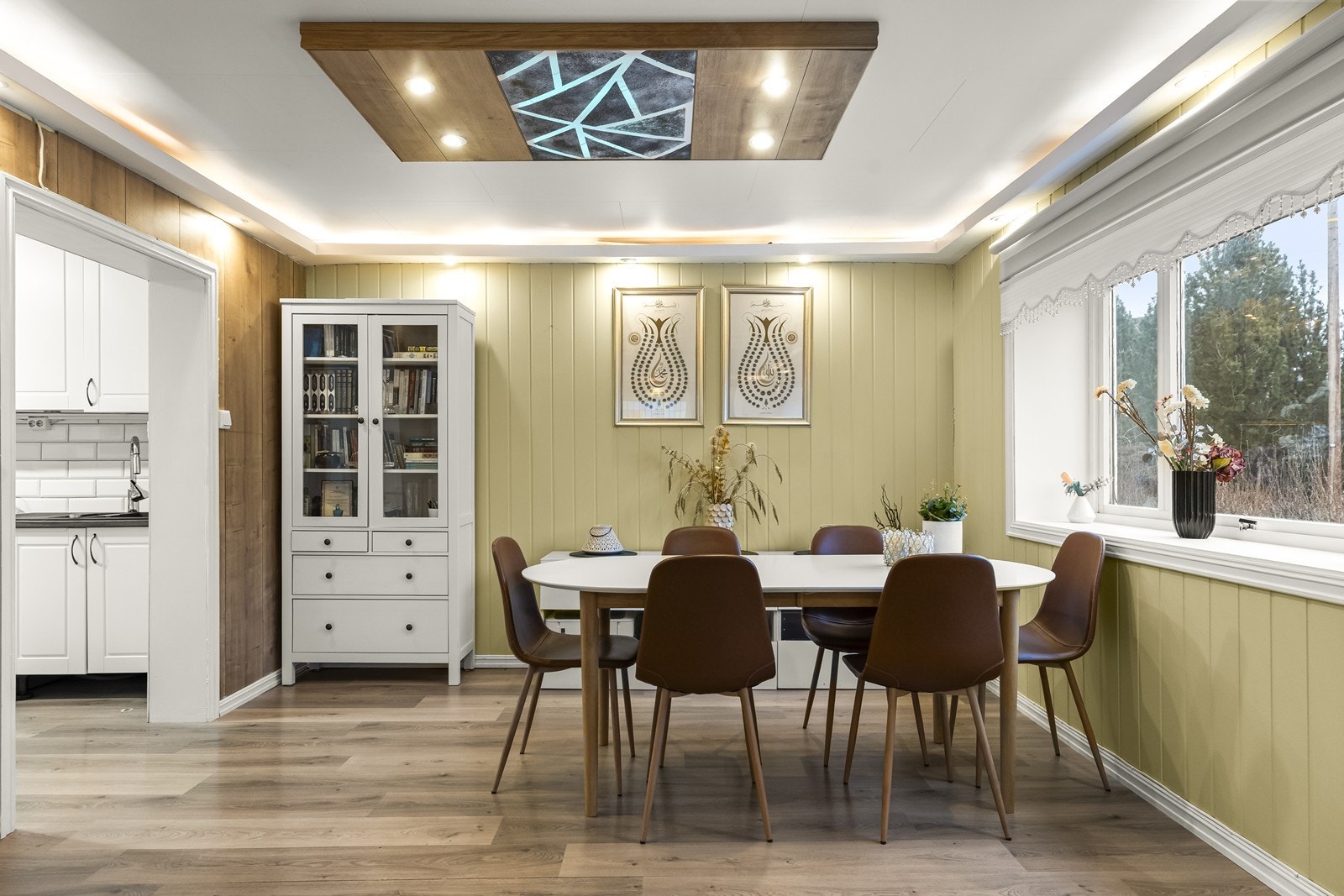 Spisestuen har god plass til et stort spisebord, i tilknytning til både stue og kjøkken. Galleribilde