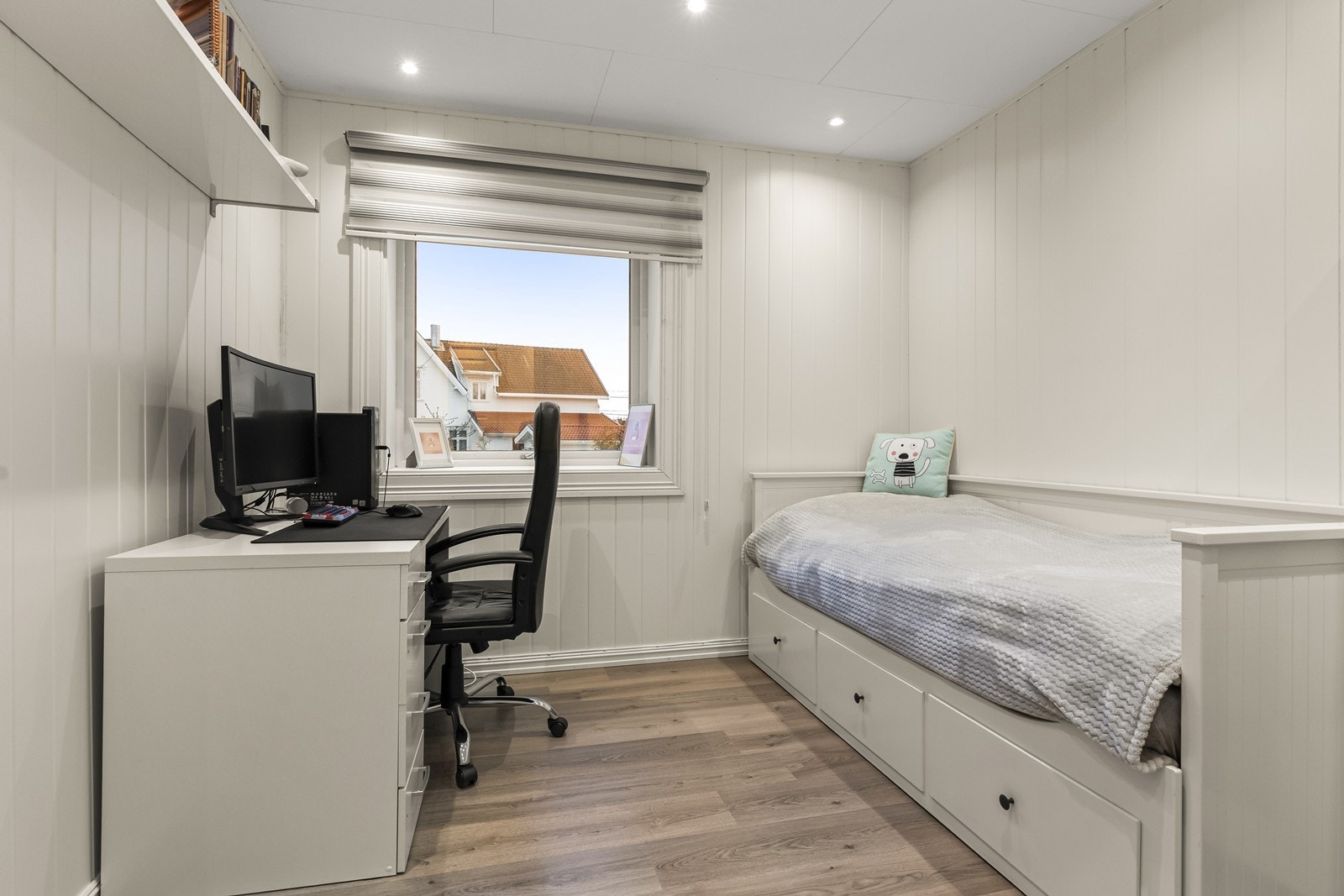 Soverommet i første etasje har en god størrelse og overflater pusset opp i 2020. Galleribilde
