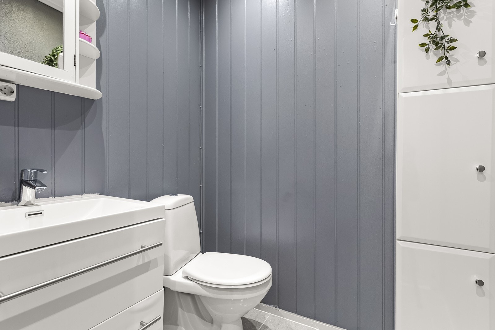 Praktisk toalettrom i første etasje, innredet med toalett og servant. Galleribilde