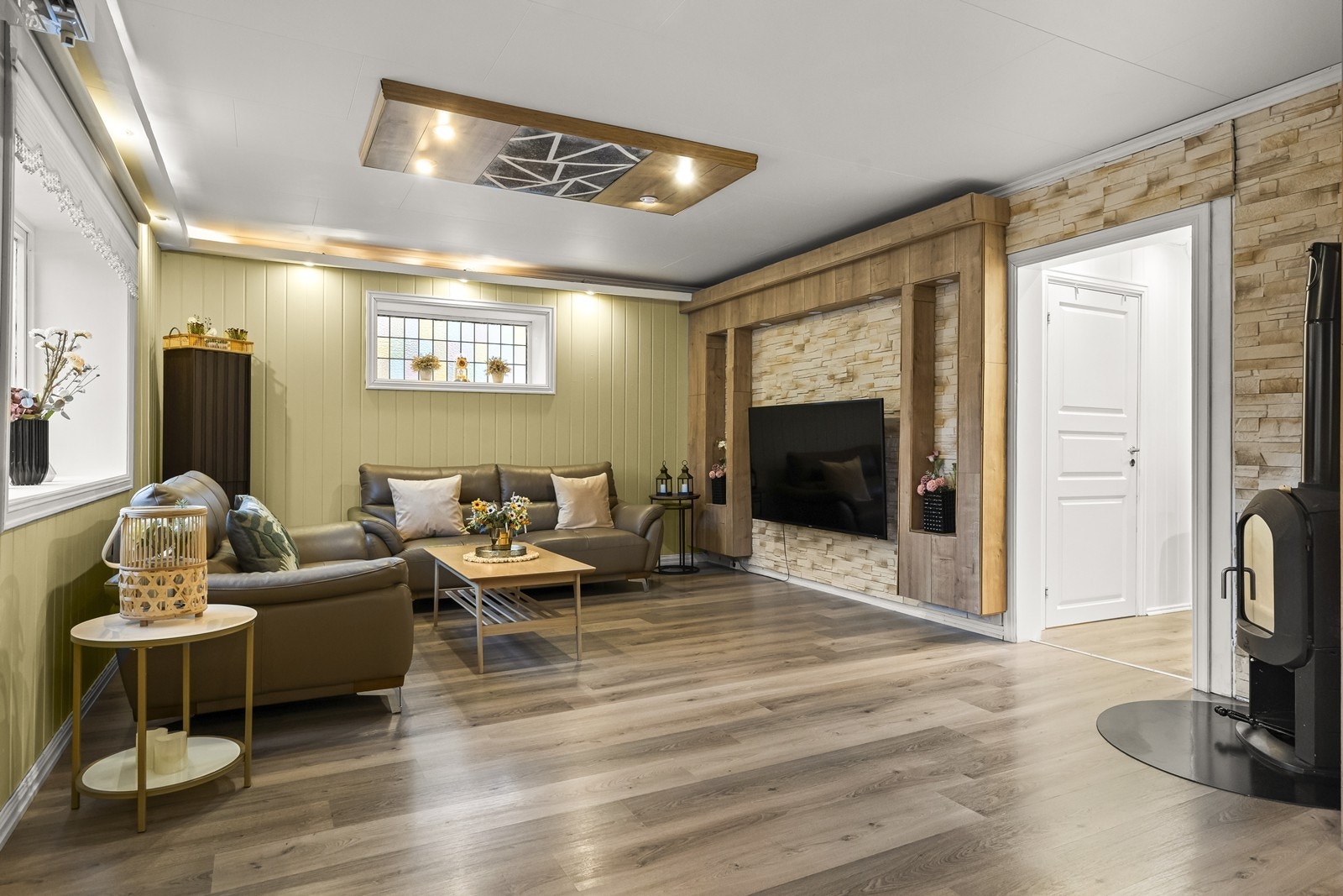 Stuen er romslig og har overflater som ble pusset opp i 2020. Galleribilde