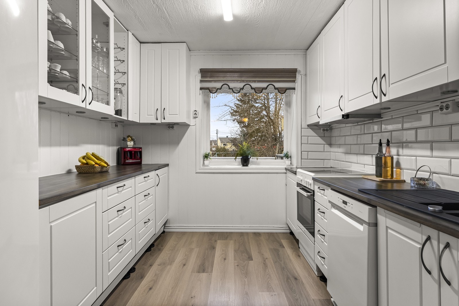 Kjøkkenet i første etasje har innredning med profilerte fronter og godt med skapplass. Galleribilde