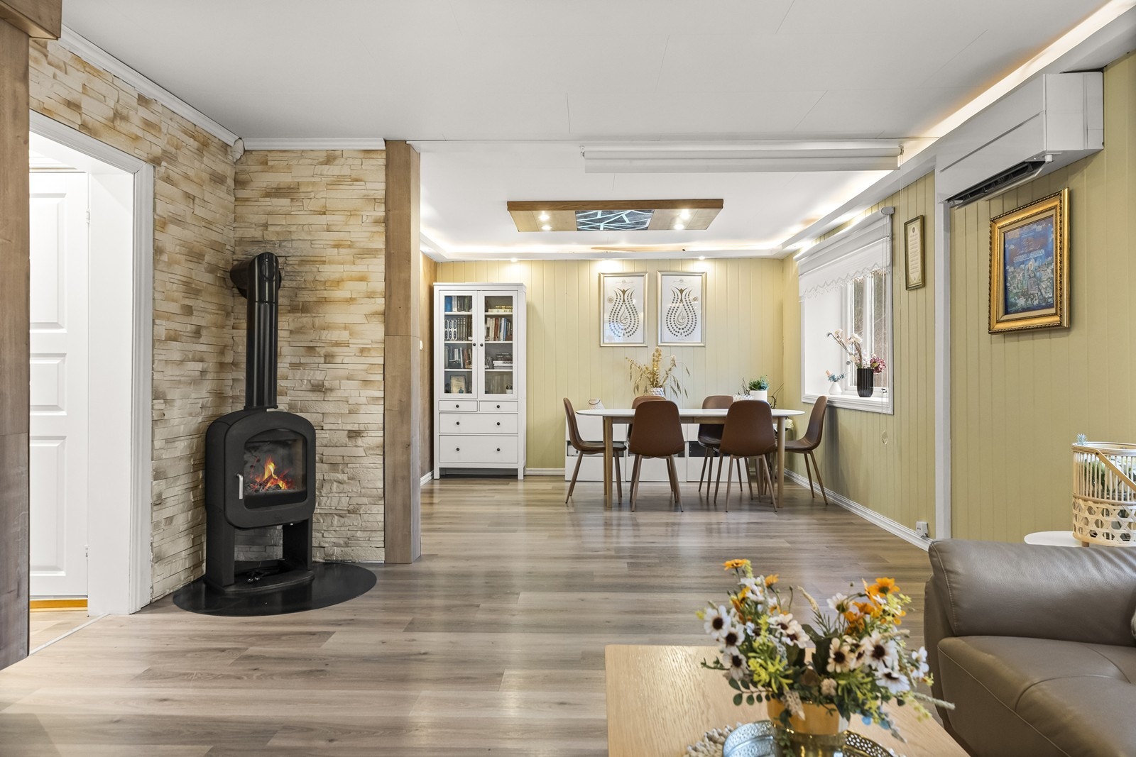 Den åpne løsningen mellom stue og spisestue gir en god romfølelse. Galleribilde