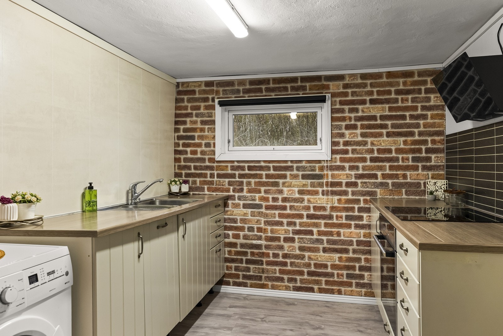 Dette er en brukt innredning med profilerte fronter og laminat benkeplate. Galleribilde