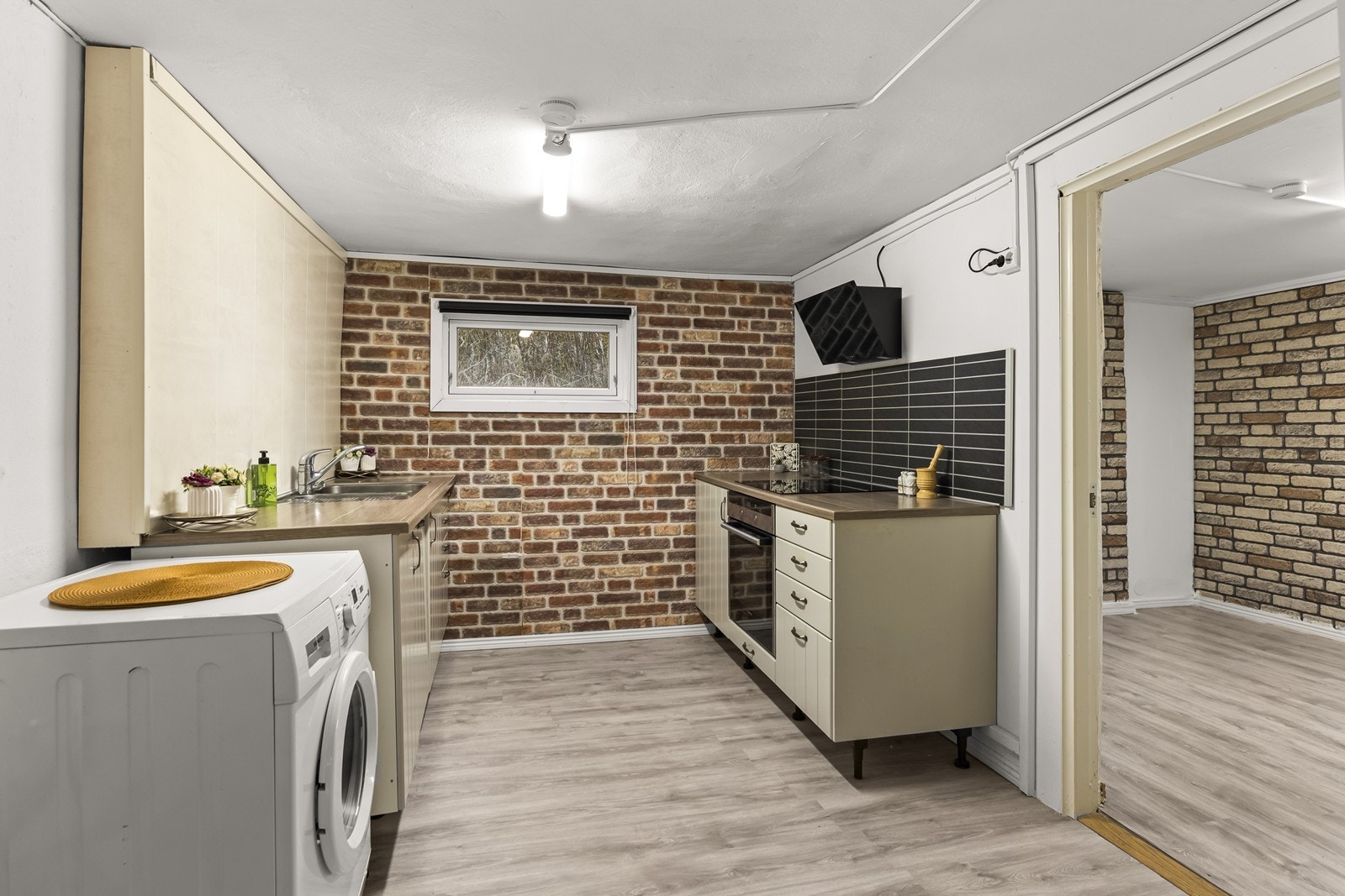 Kjelleren er utstyrt med en kjøkkeninnredning som ble montert i 2020. Galleribilde