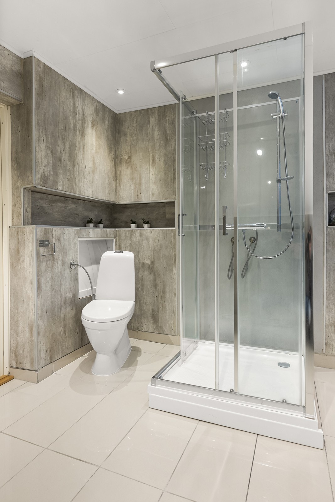 Her er det flislagt gulv med elektriske varmekabler, dusjkabinett og opplegg for vaskemaskin. Galleribilde