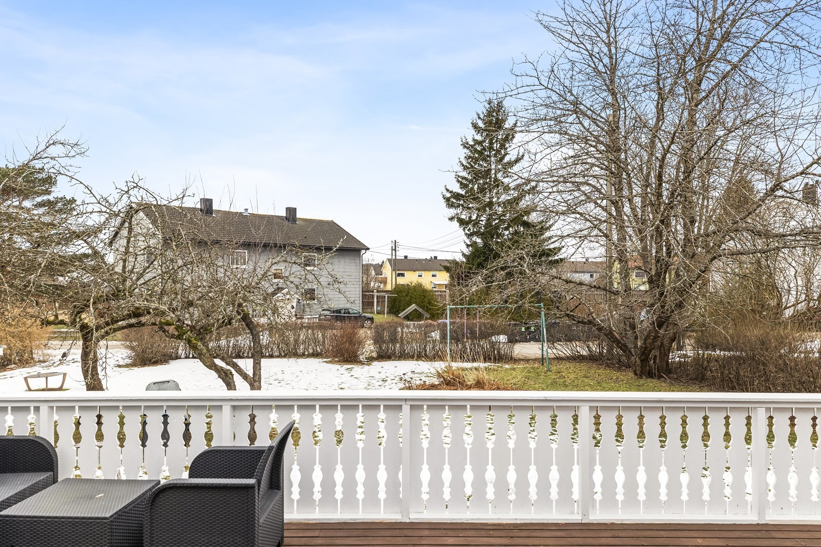 Fra terrassen har du utsyn over den flate og opparbeidede hagen. Galleribilde