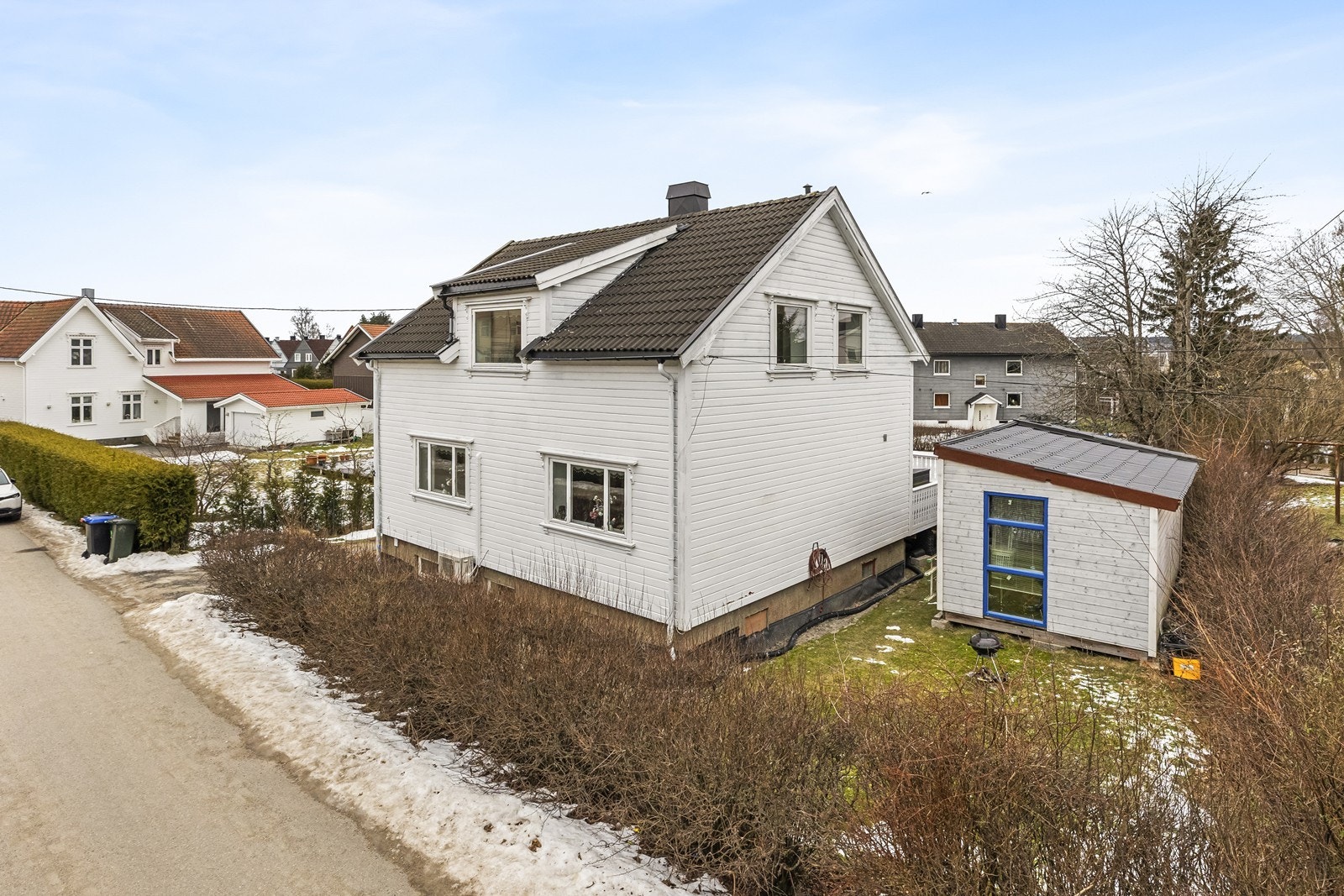 Enebolig fra 1952 med liggende trekledning. Fasaden ble malt utvendig i 2020. Galleribilde