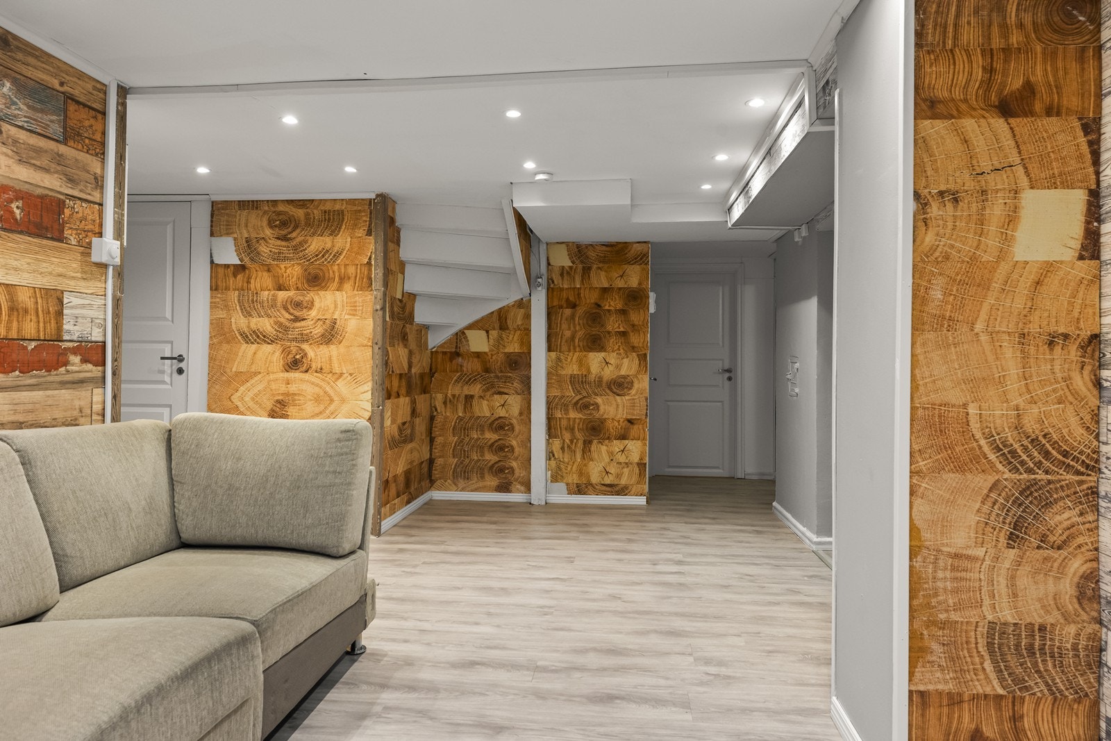 Vi fortsetter ned til kjelleretasjen, som har flere innredede rom og egen inngang. Galleribilde