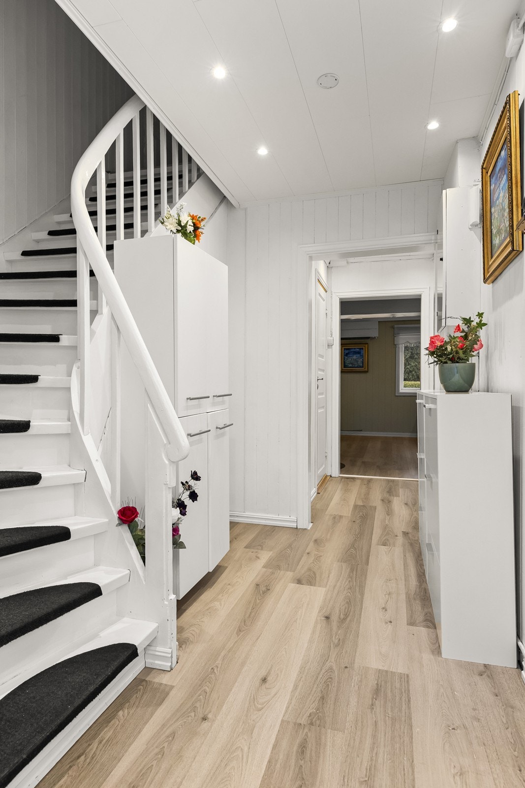 Inngangspartiet ønsker velkommen og leder videre inn i boligens første etasje. Galleribilde