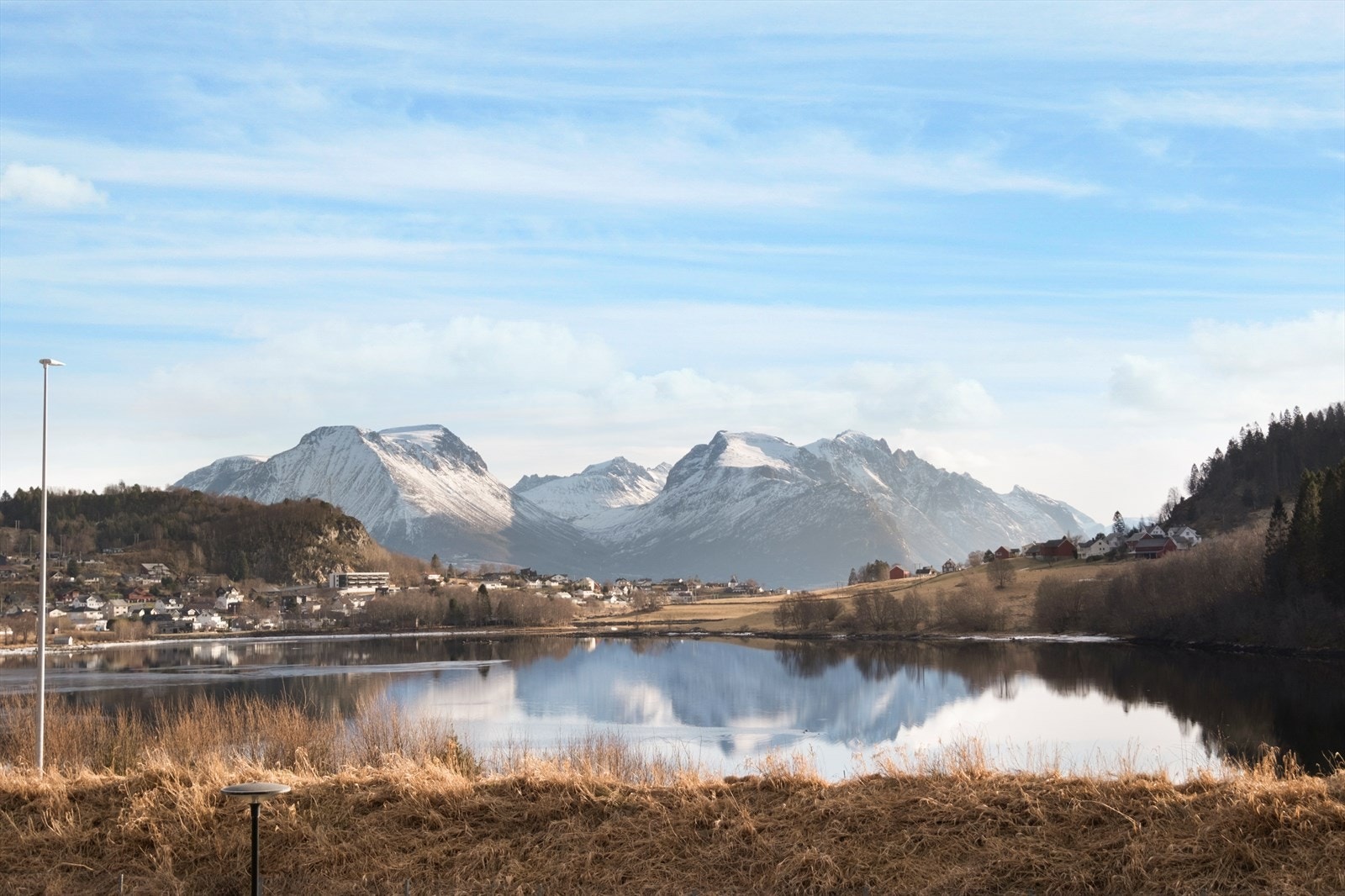 Boligen har flott utsikt utover mot fjorden Galleribilde
