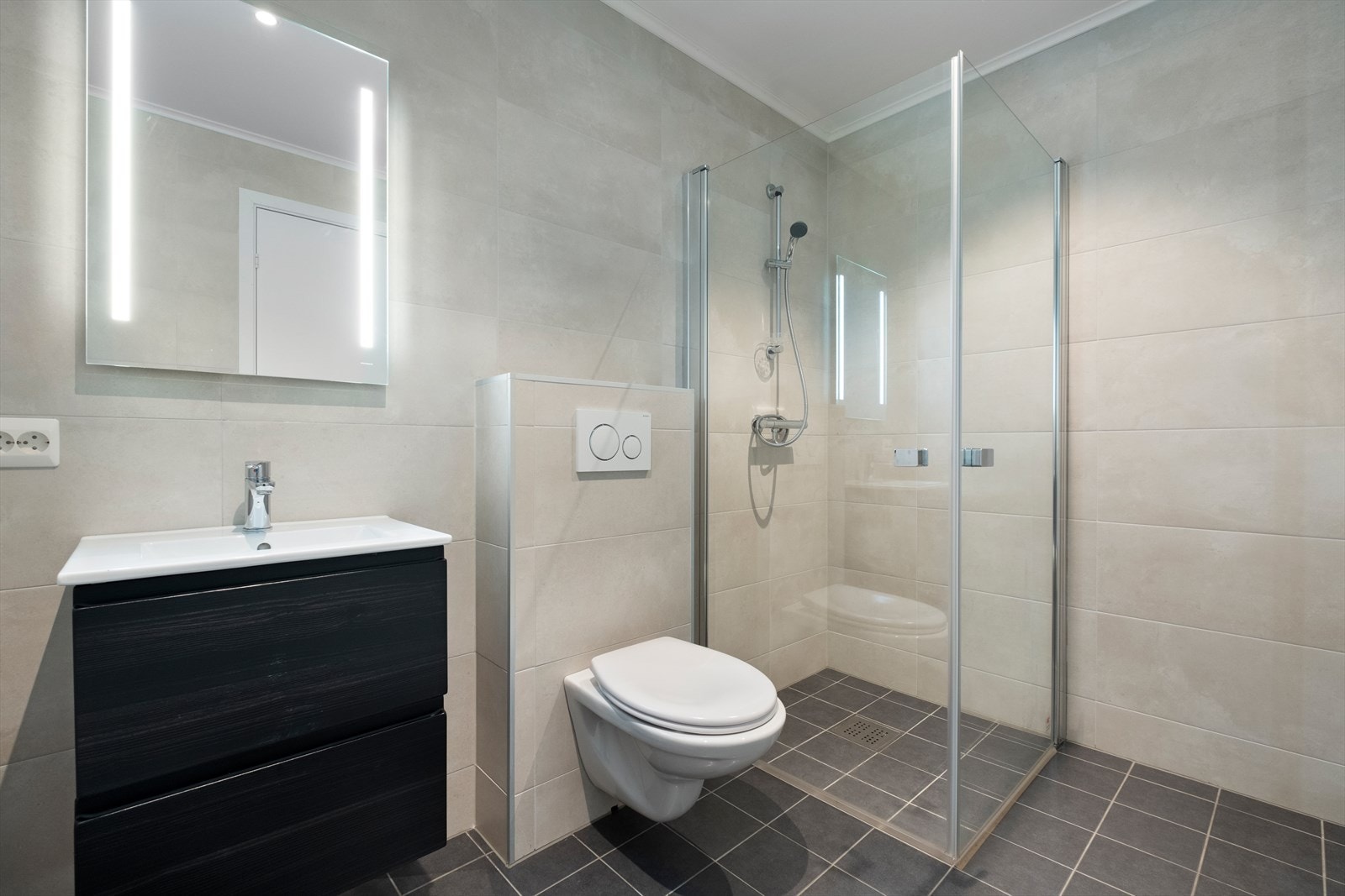 Flislagt gulv med dusjnisje gir en praktisk og funksjonell løsning. Galleribilde